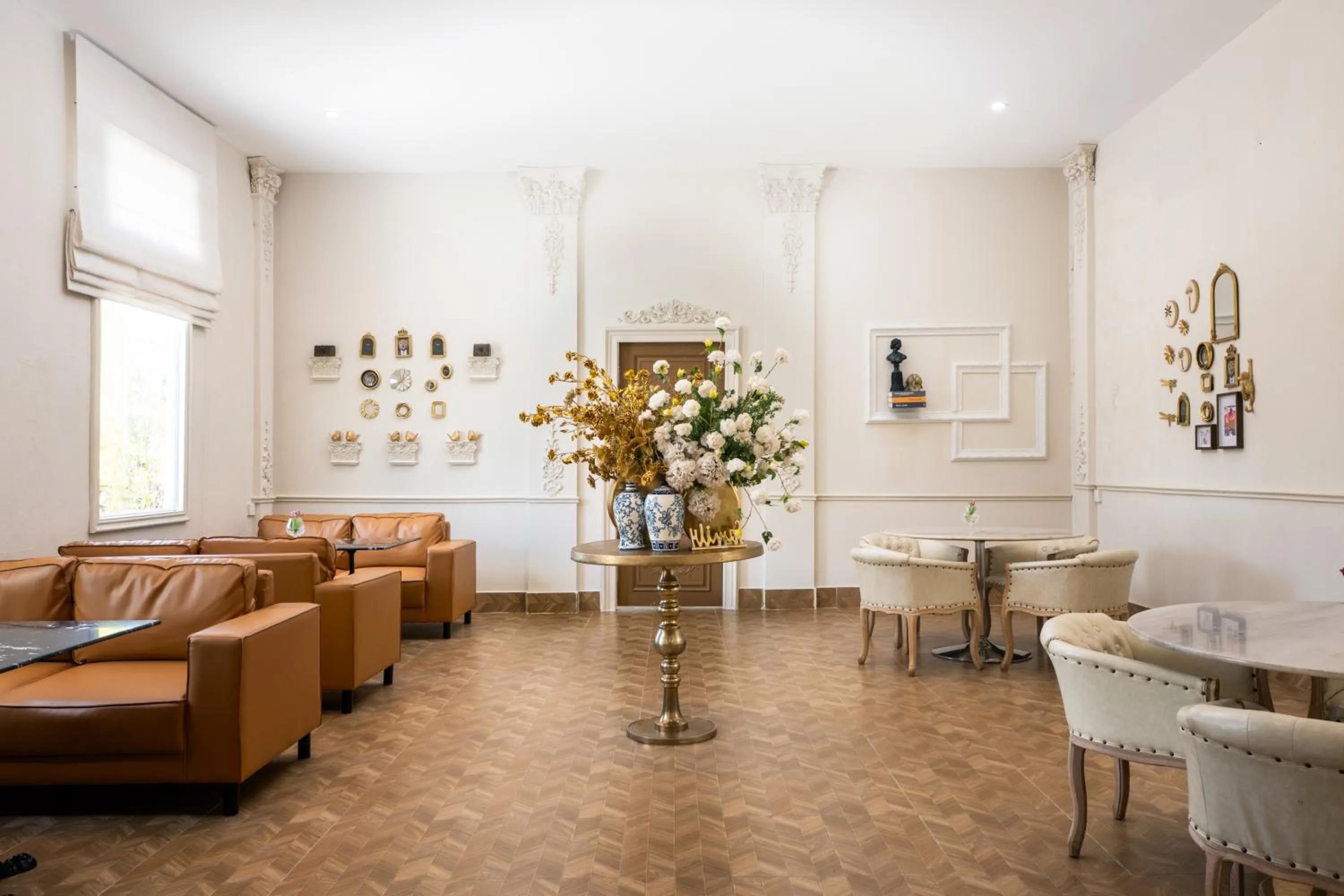 Restaurant/places to eat in Ali Grand Hotel