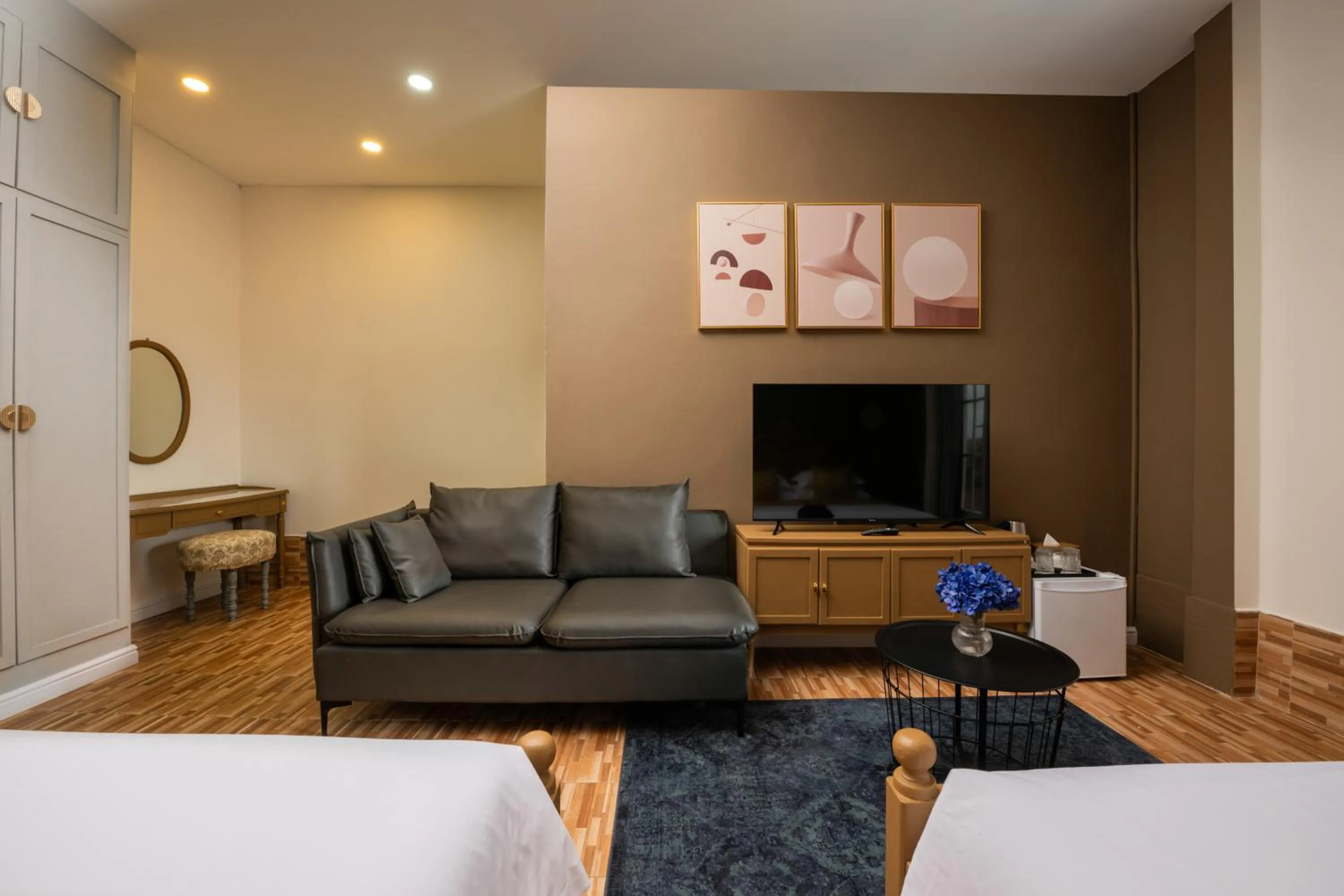 Guests in Ali Grand Hotel