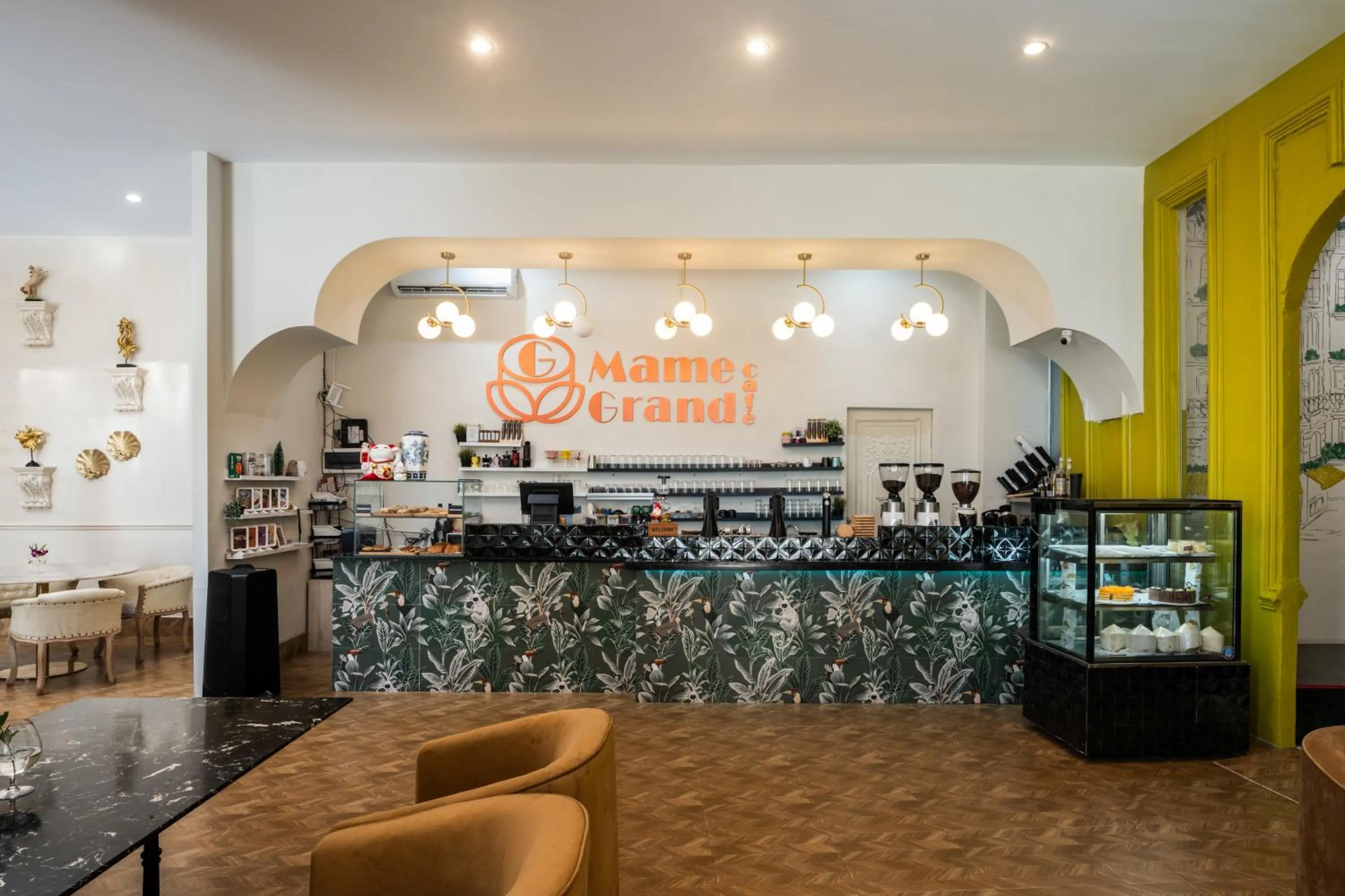 Restaurant/places to eat in Ali Grand Hotel