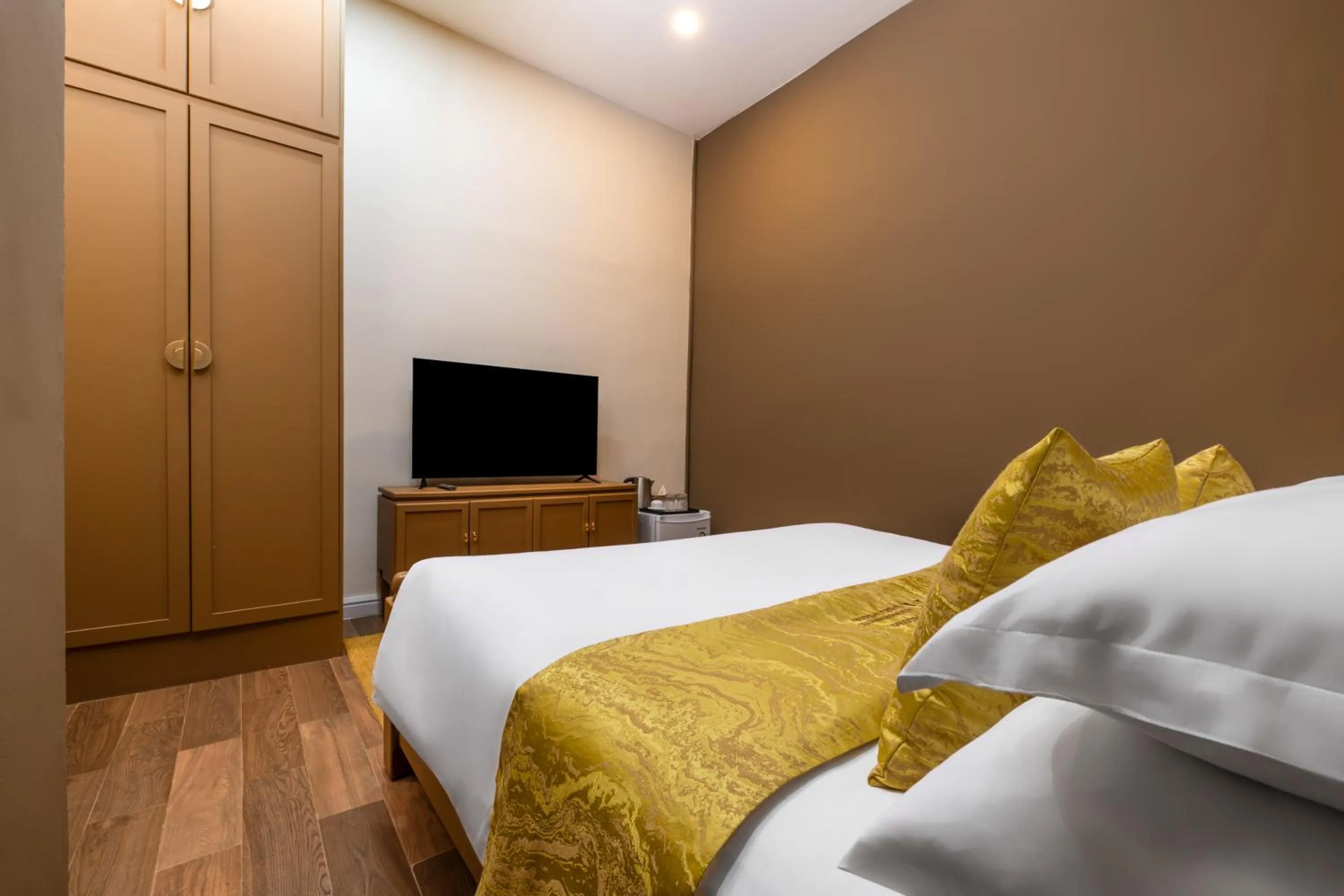 Guests, Bed in Ali Grand Hotel