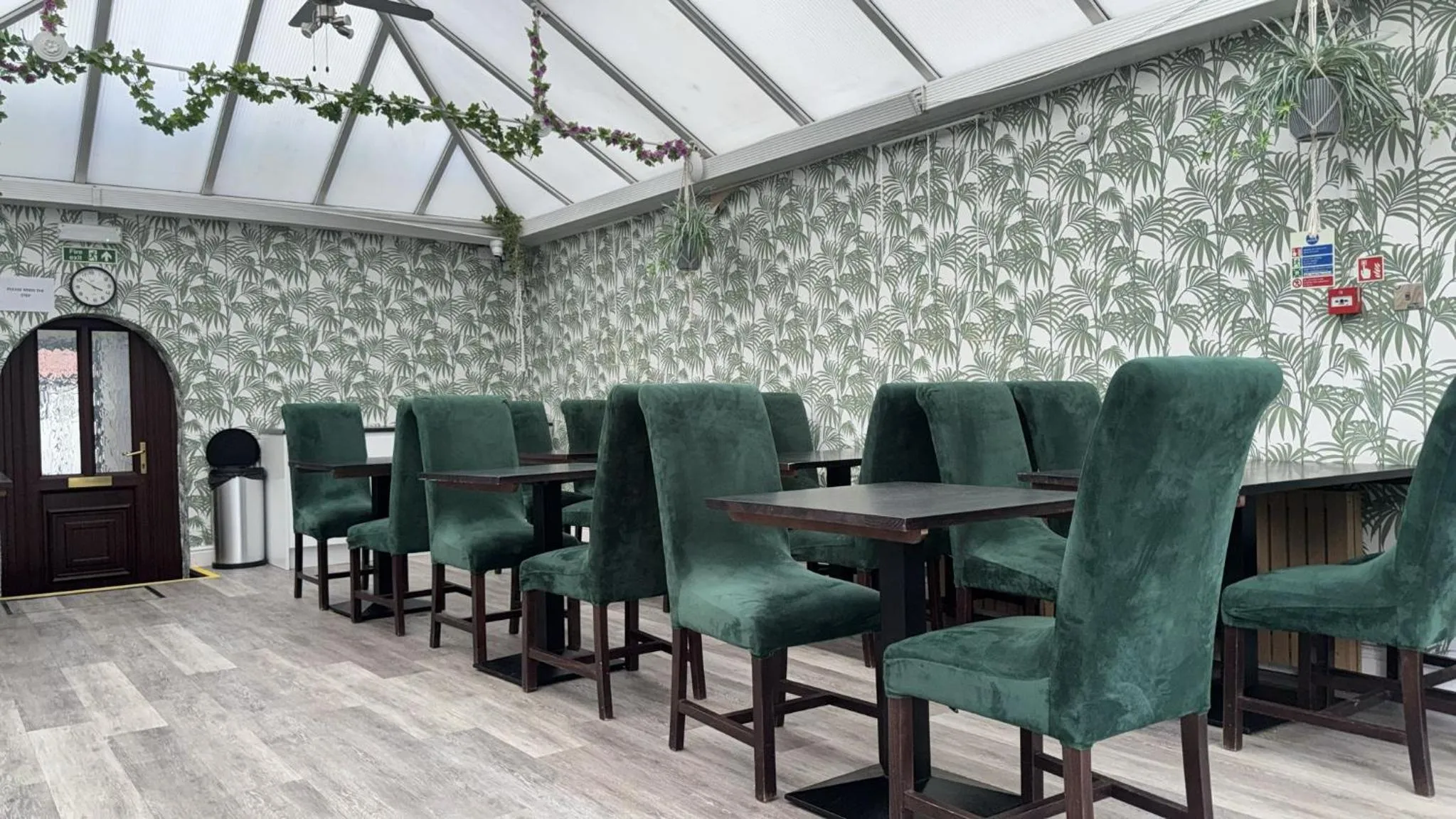 Restaurant/places to eat in OYO Watton Vibe Hotel