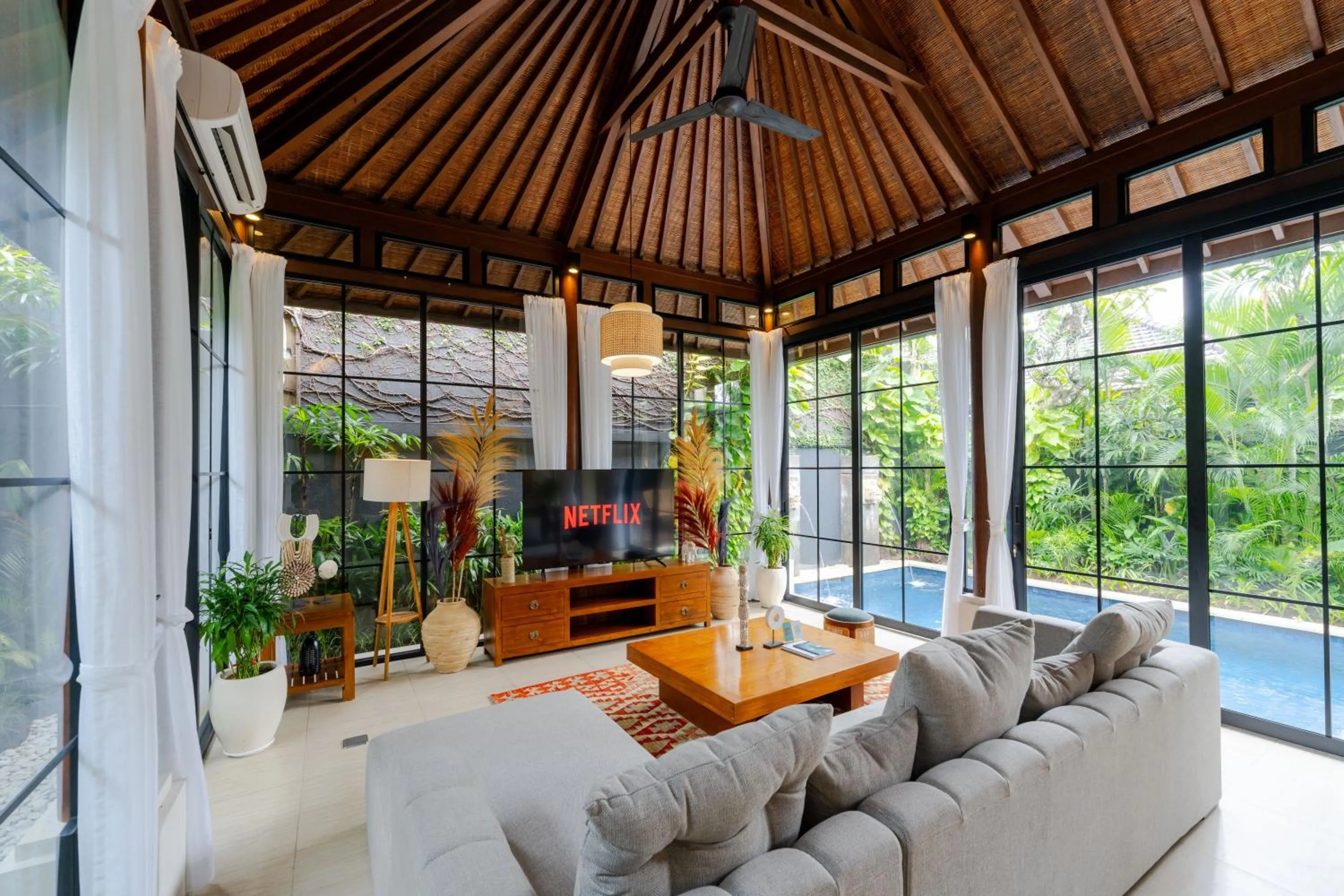 Communal lounge/ TV room in Boholuma Villas by Pertama Management