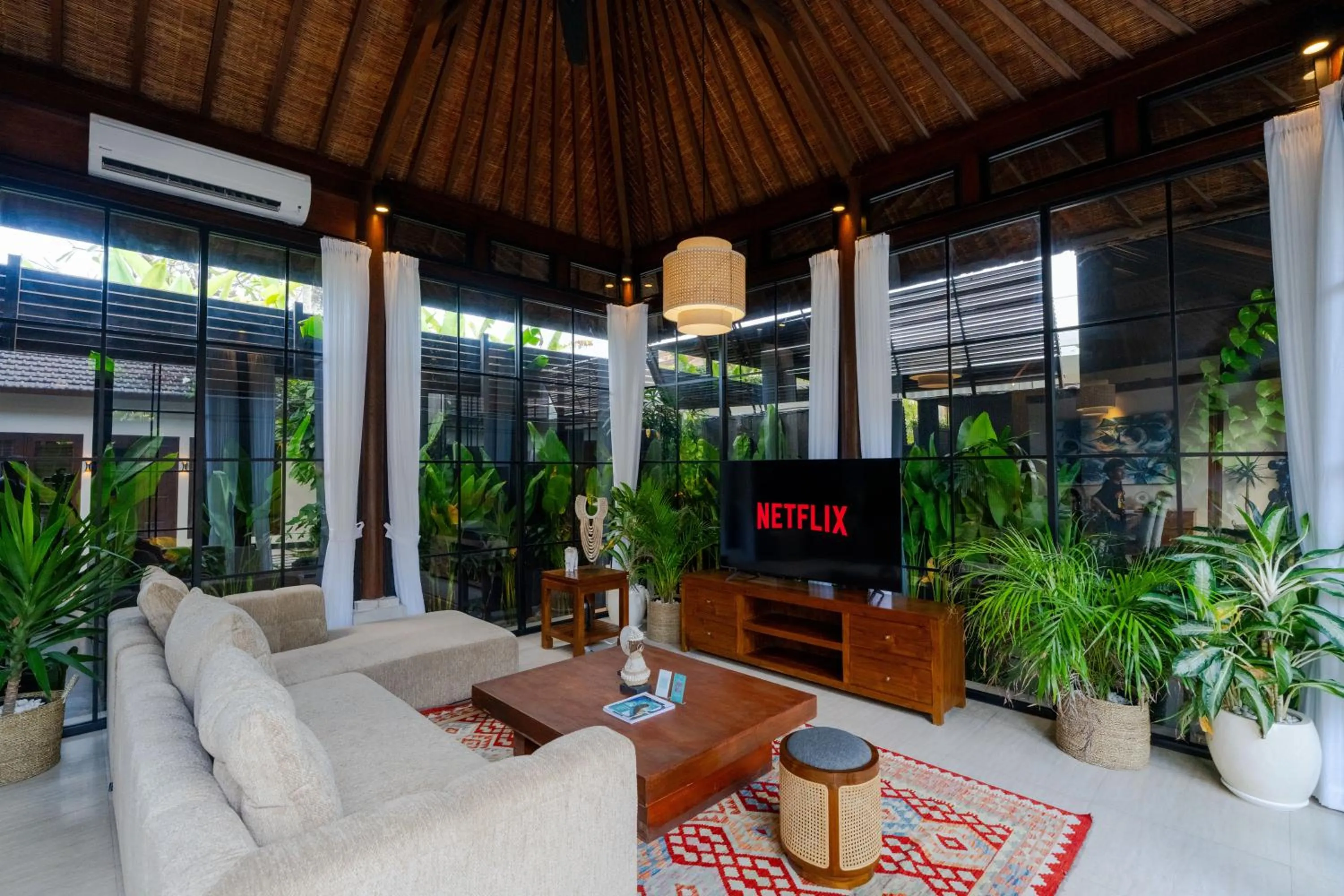 TV and multimedia in Boholuma Villas by Pertama Management