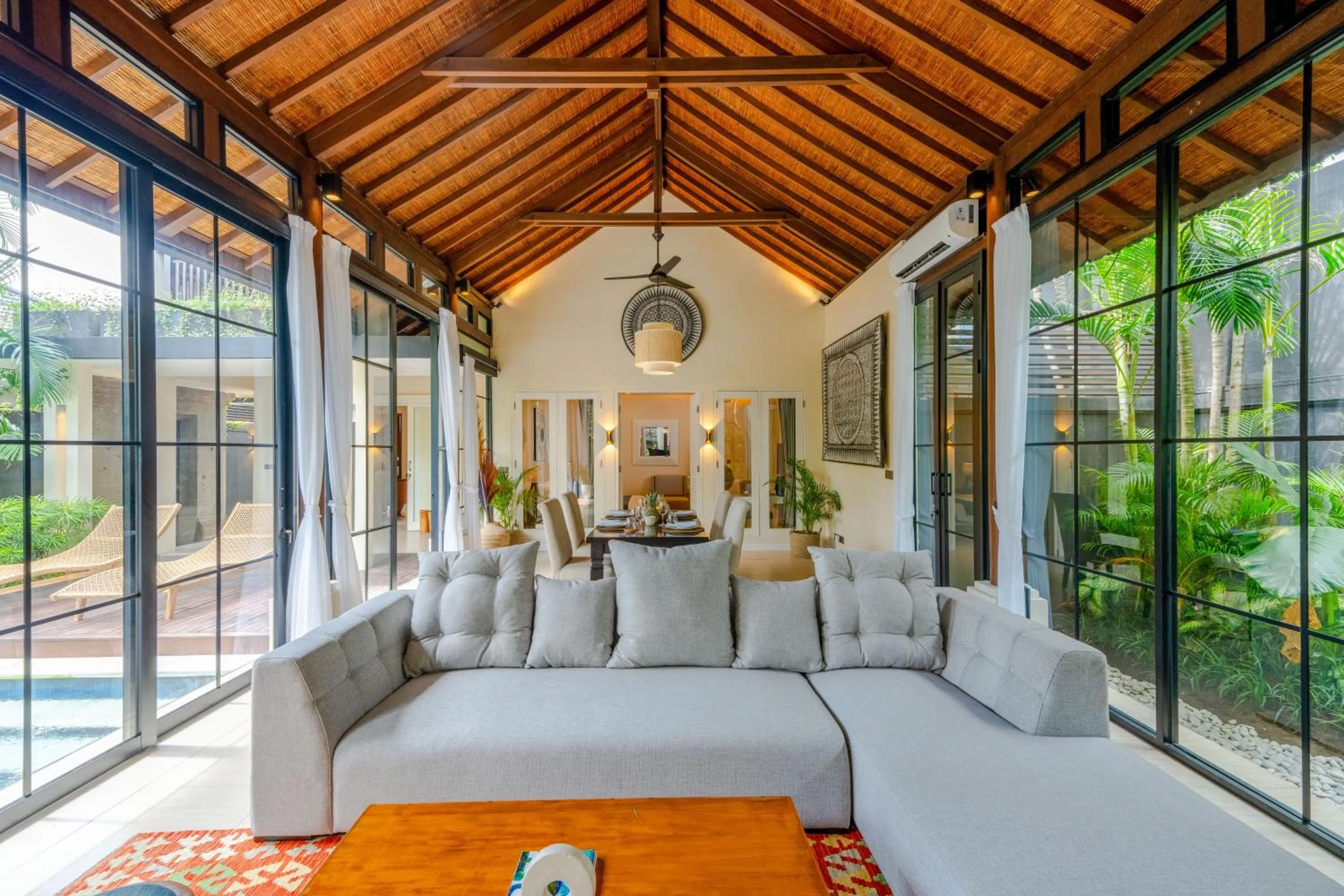 Seating area in Boholuma Villas by Pertama Management