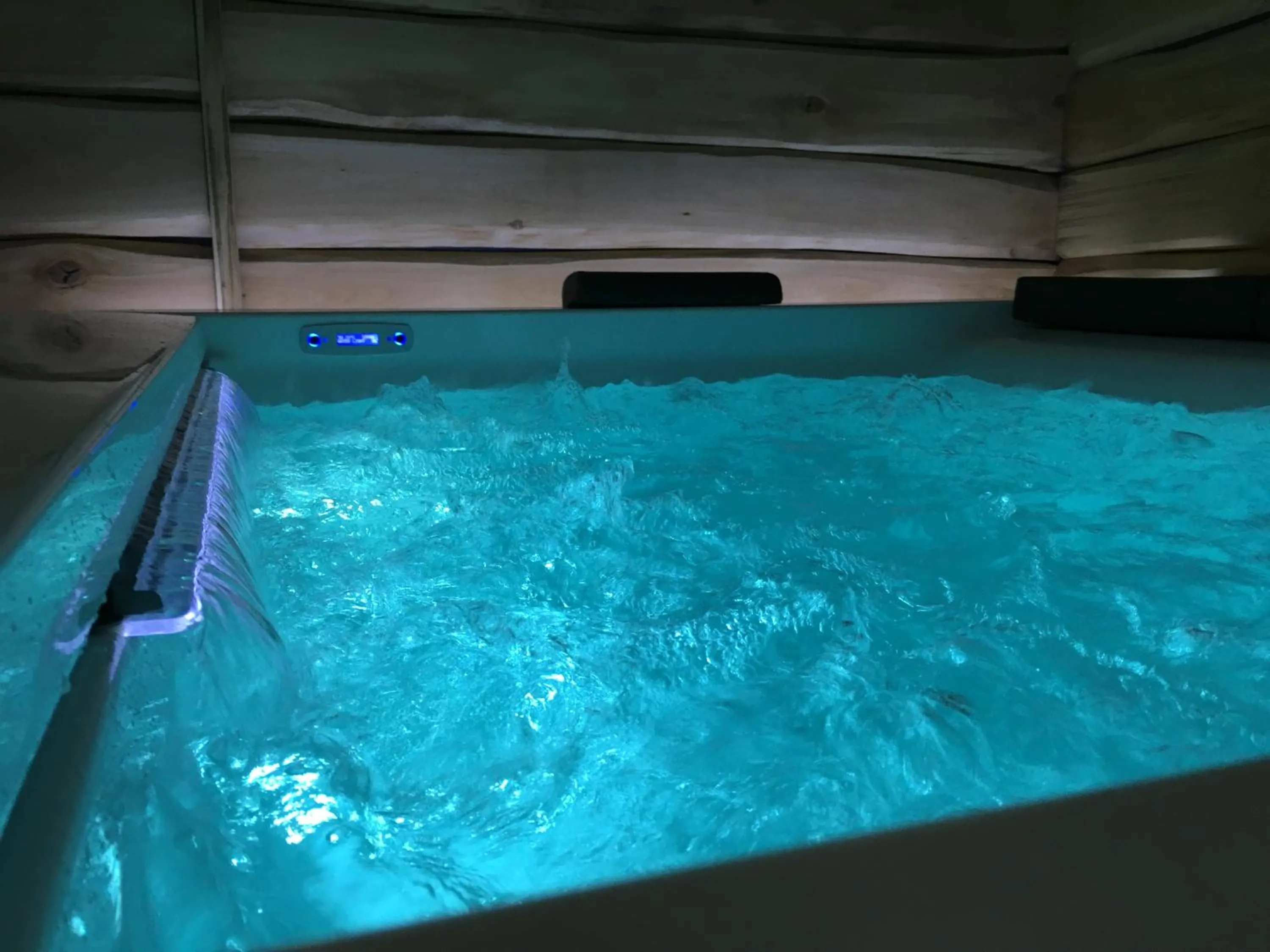 Hot Tub in Residence Cavanis Wellness & Spa