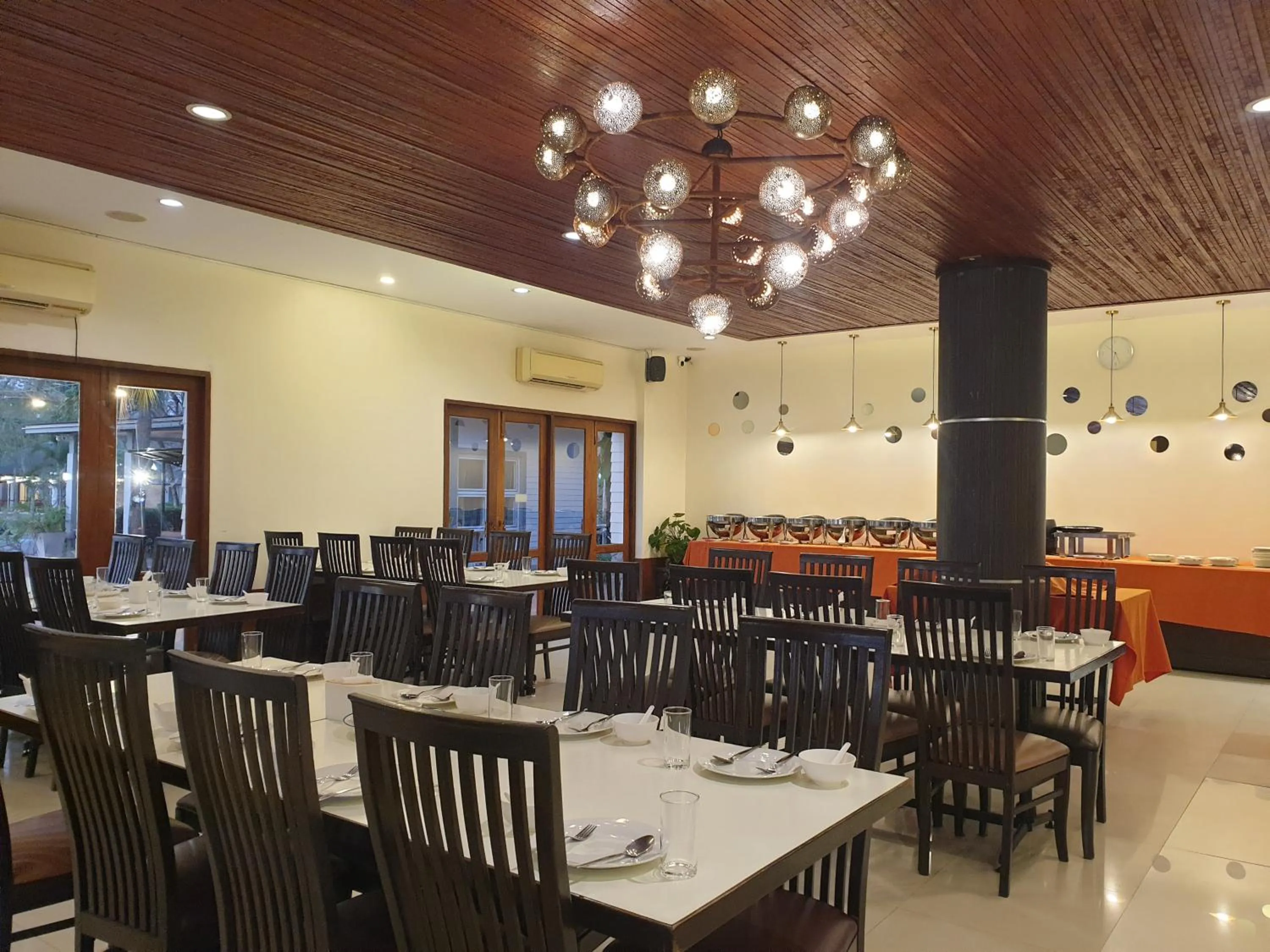 Restaurant/places to eat in Baan Tai Had Resort