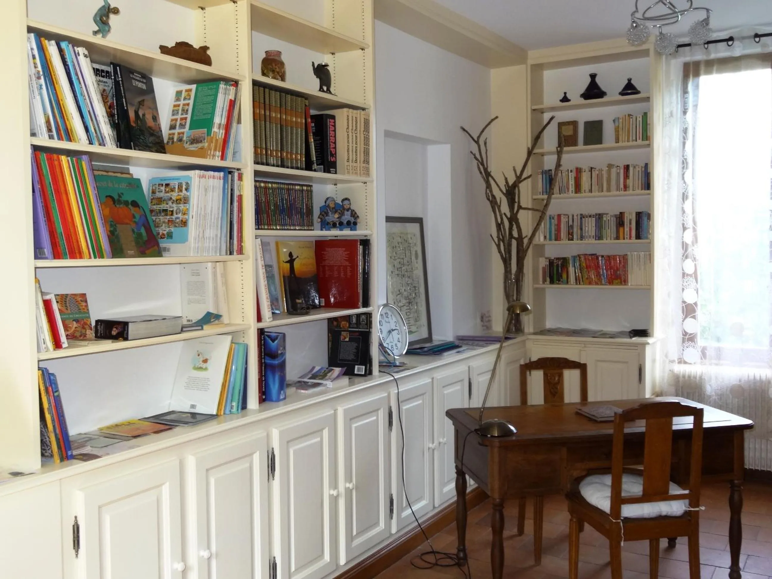 Library in Jardin de Canaan