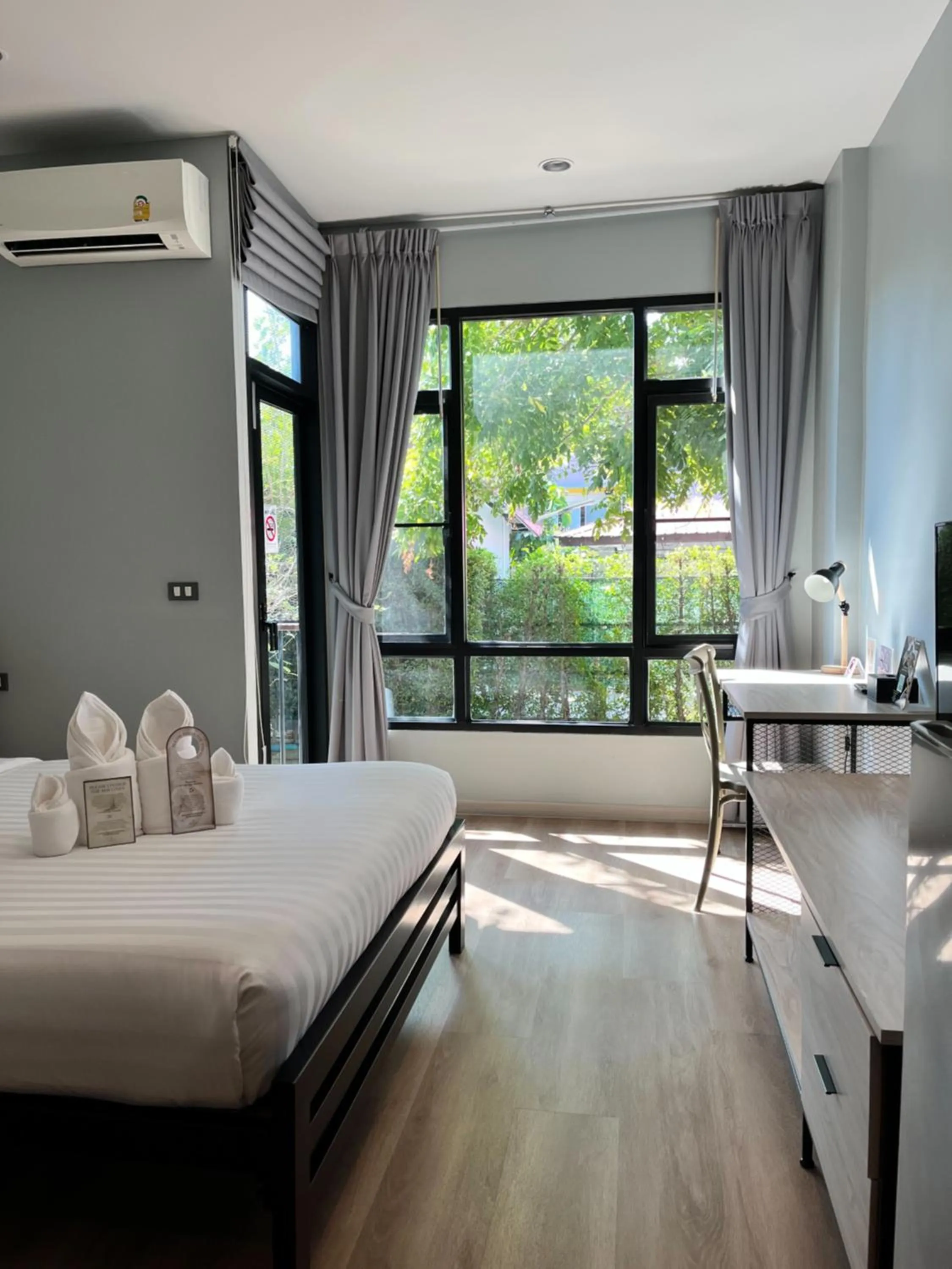View (from property/room), Bed in Prem Mansion U Thong