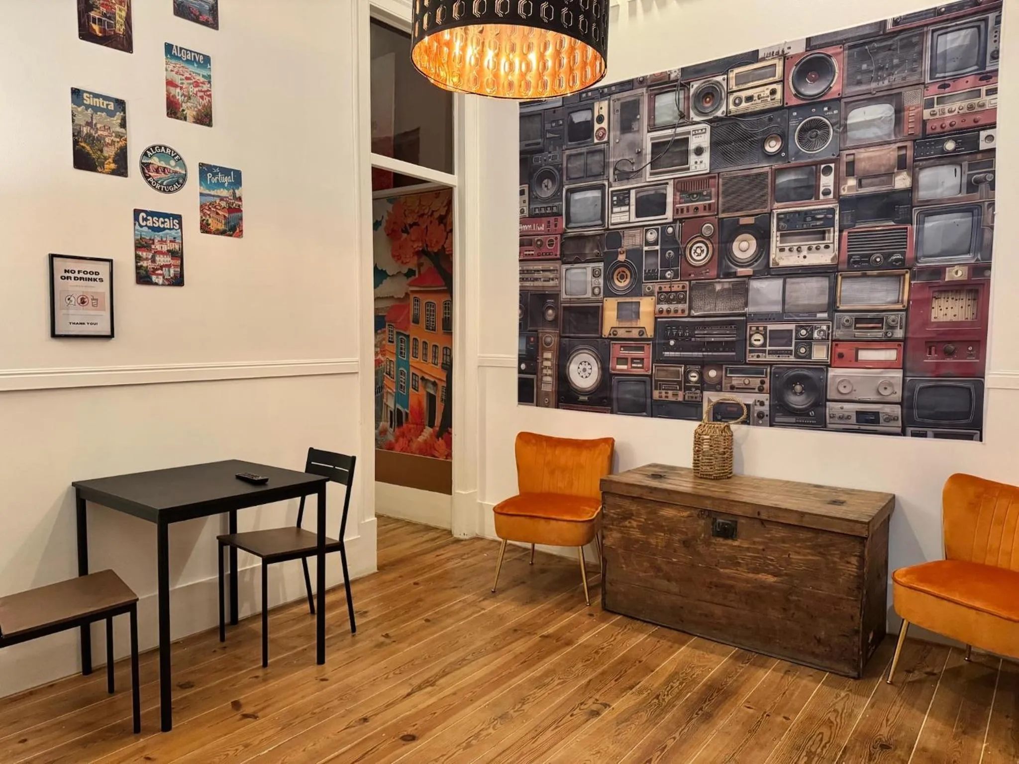 Communal lounge/ TV room in Ambiente Hostel