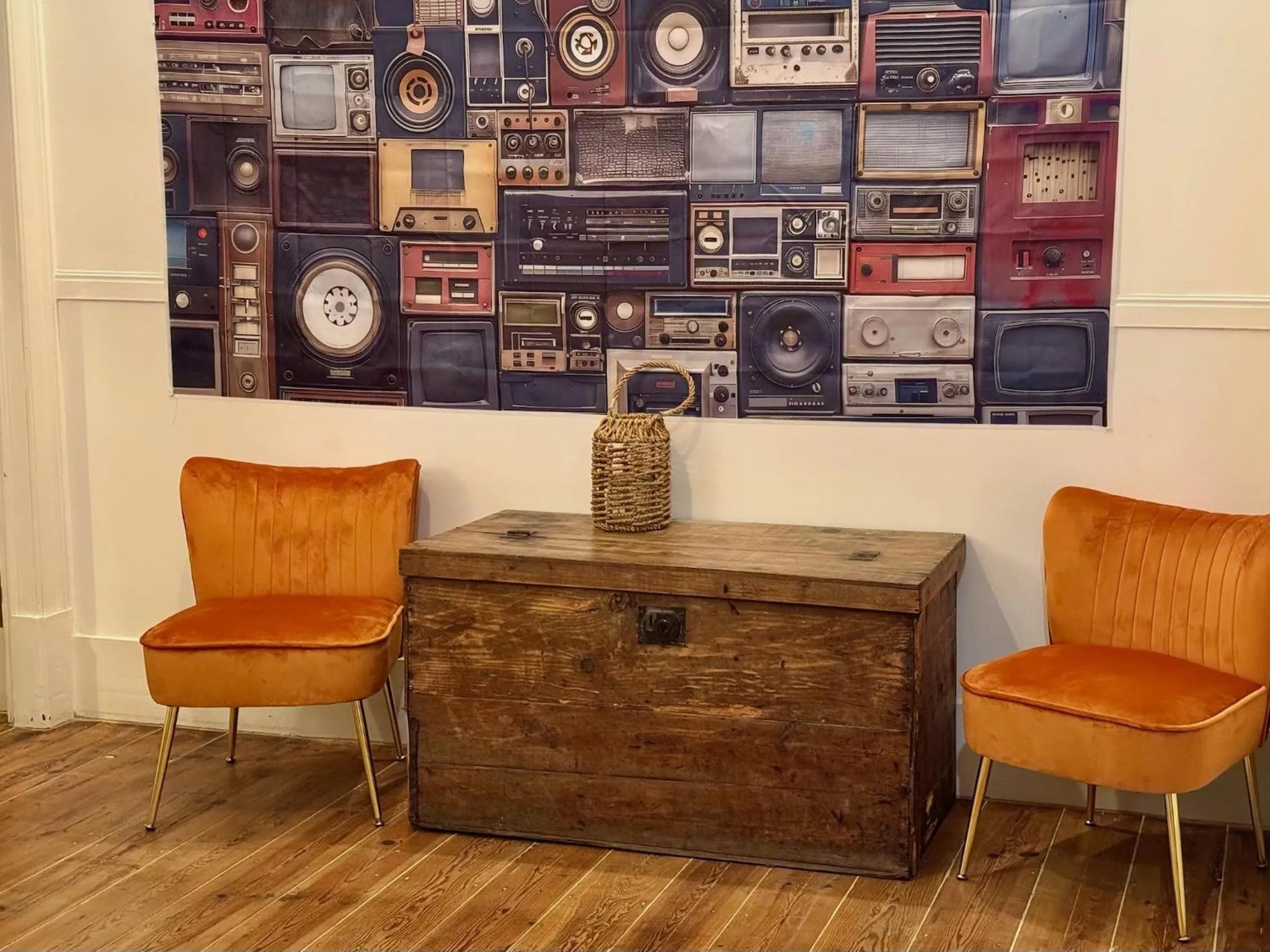 Communal lounge/ TV room in Ambiente Hostel