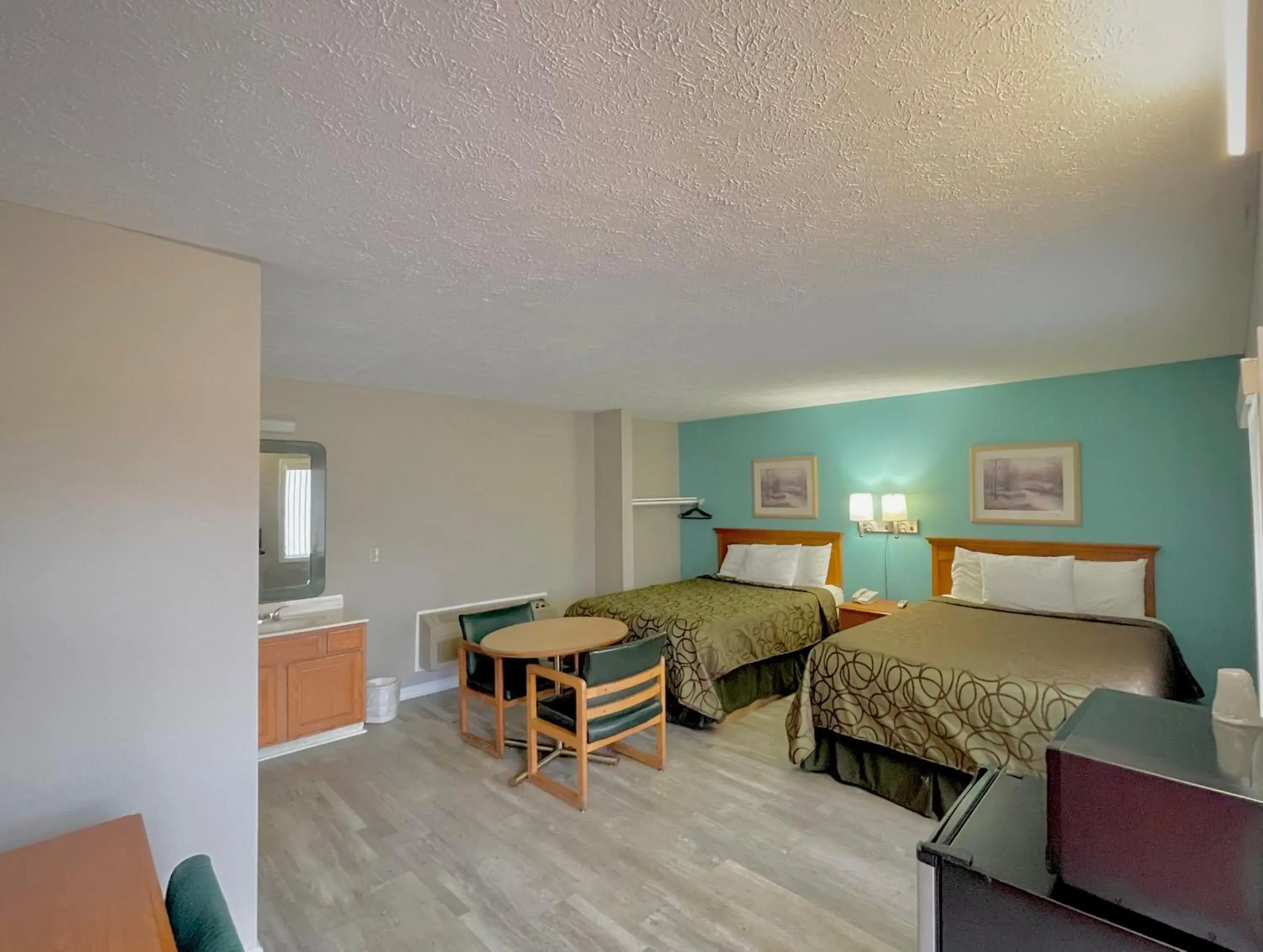 Queen Room with Two Queen Beds in Overton Motel Queen Room with Two Queen Beds in Overton Motel