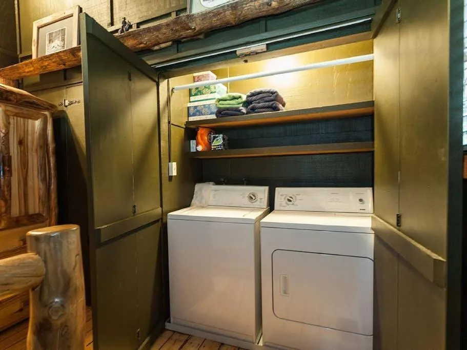 washing machine in Treehouse On The Stream Sundance, Utah