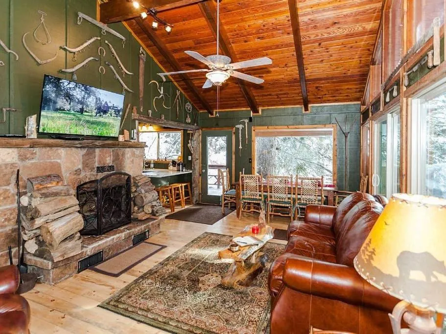 Communal lounge/ TV room in Treehouse On The Stream Sundance, Utah