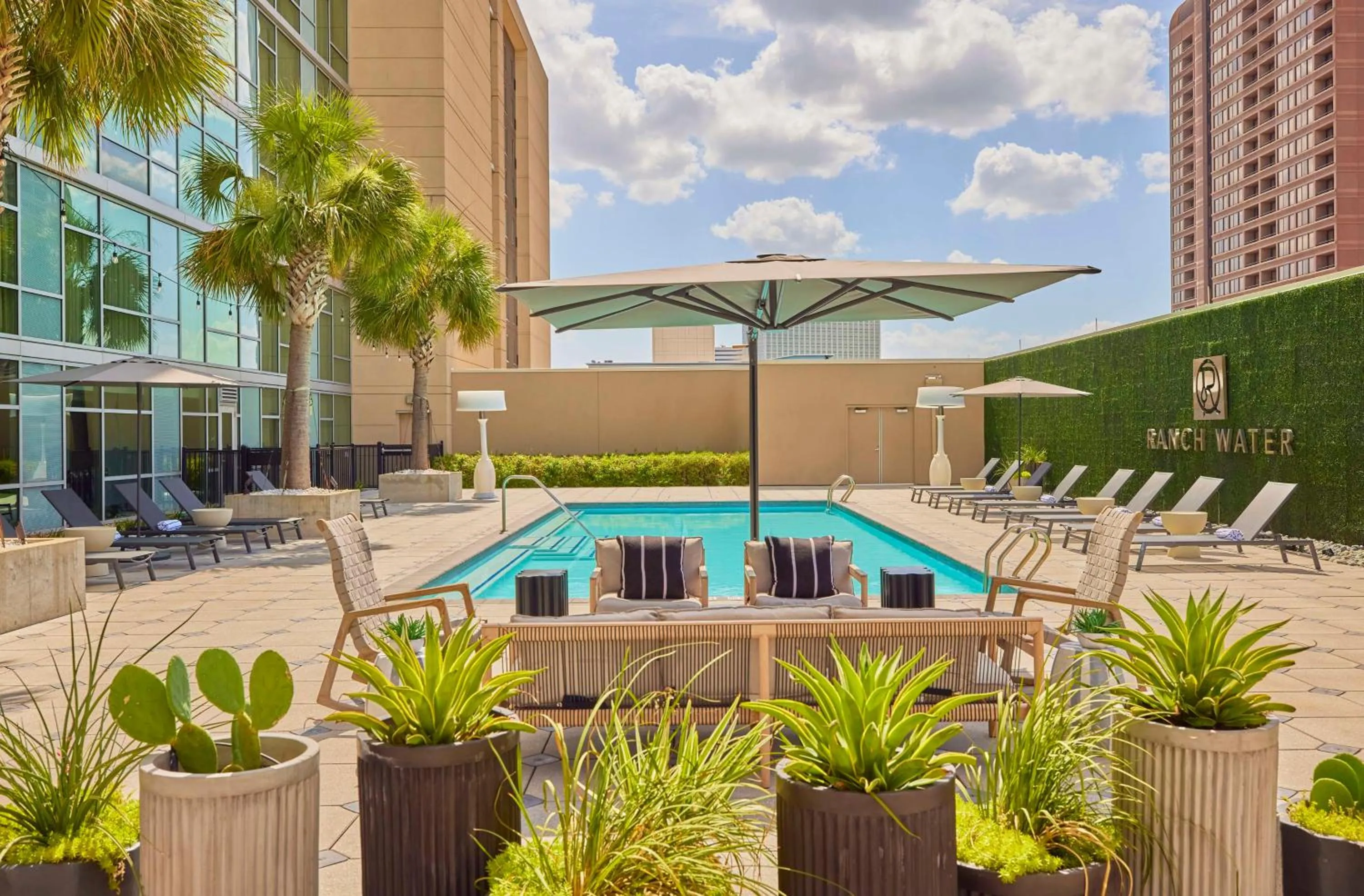 Swimming pool in Hyatt Regency Houston Galleria