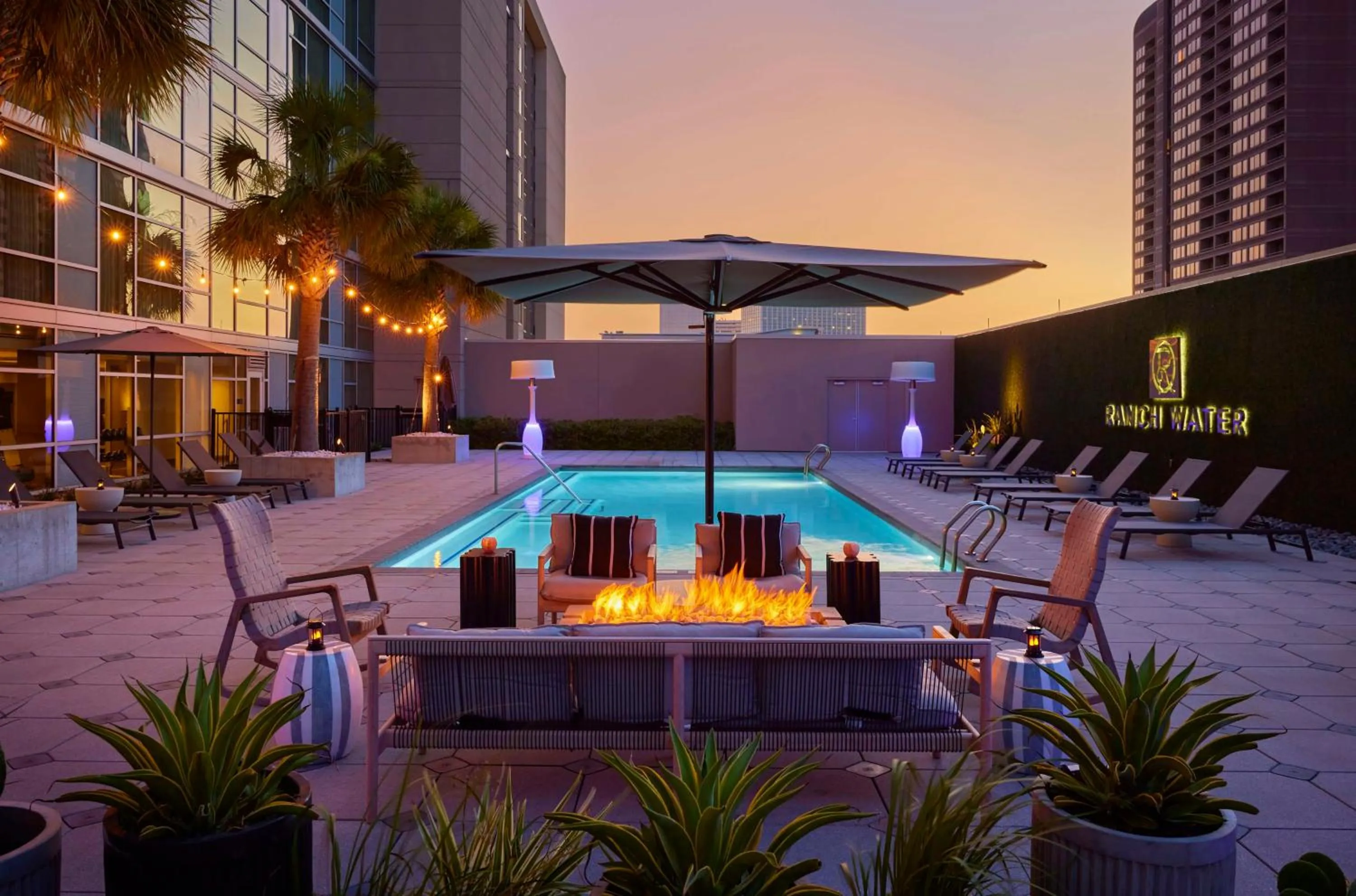 Swimming pool in Hyatt Regency Houston Galleria
