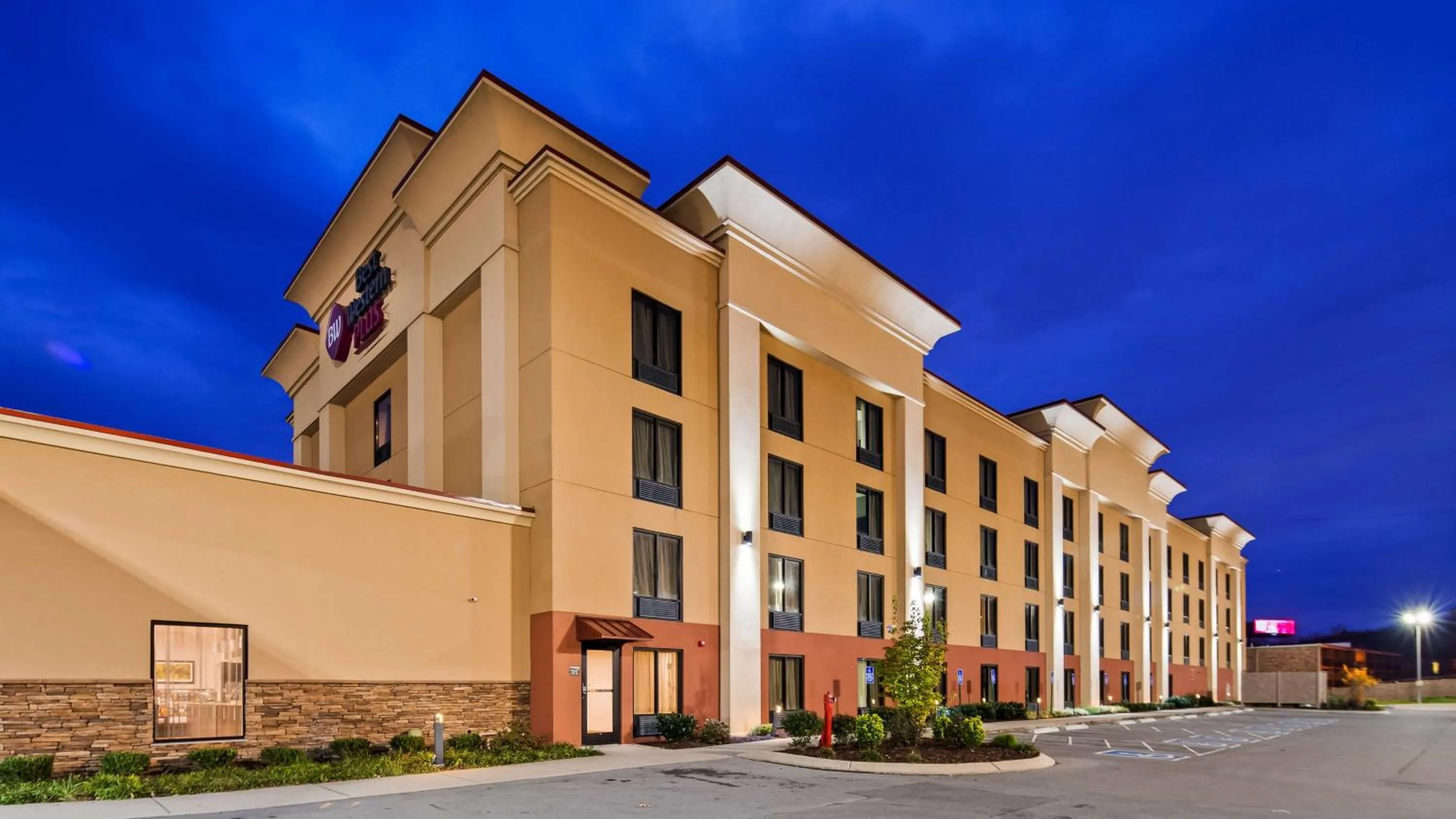 Property building in Best Western Plus Sunrise Inn
