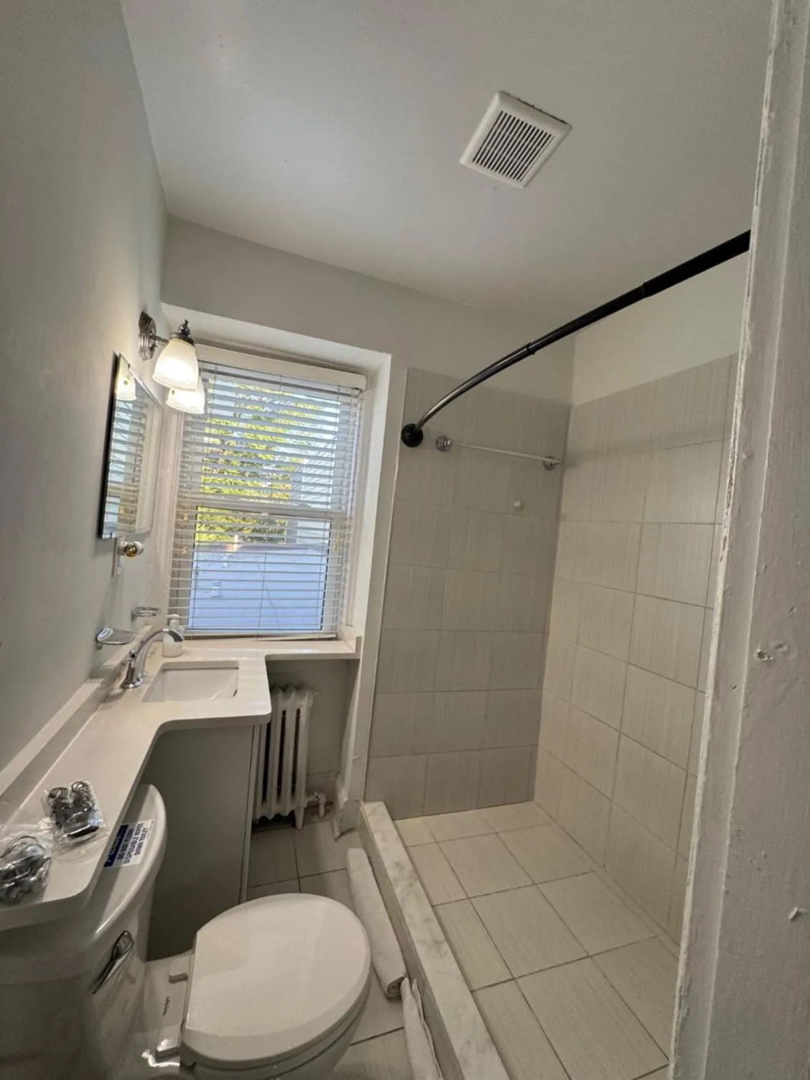 Shower in Good Night Sleep 1Bdrm 2 Queen Beds