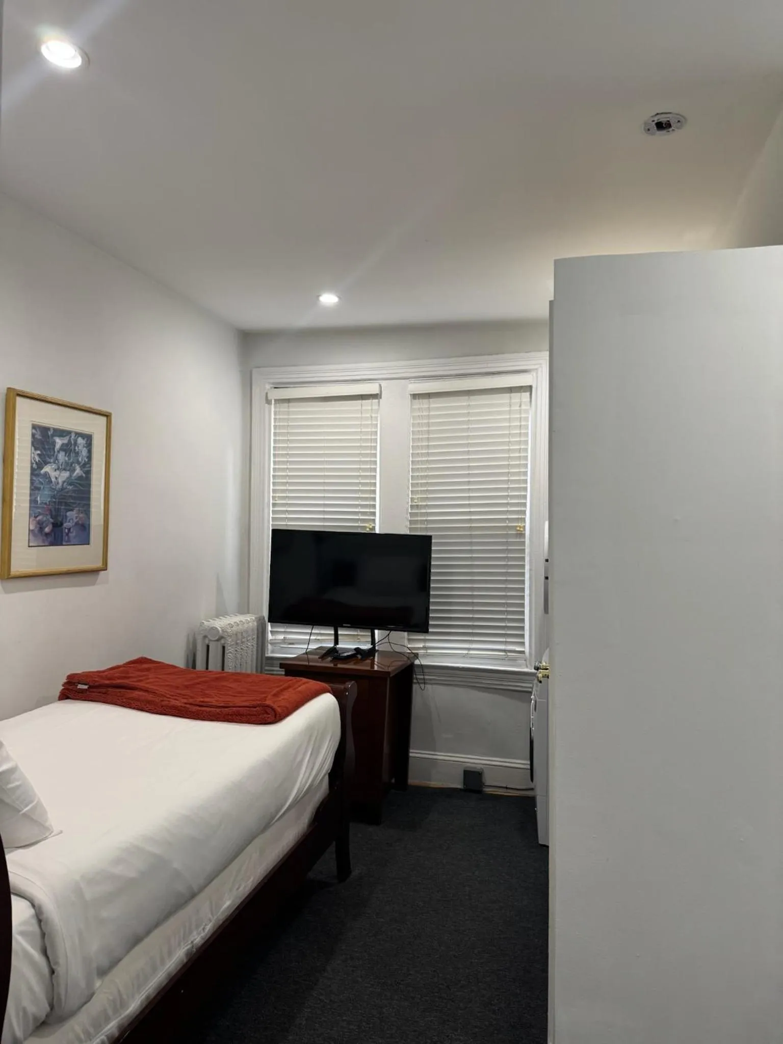 TV and multimedia, Bed in Gorgeous Refurbished 1Bdrm and 1Den Home