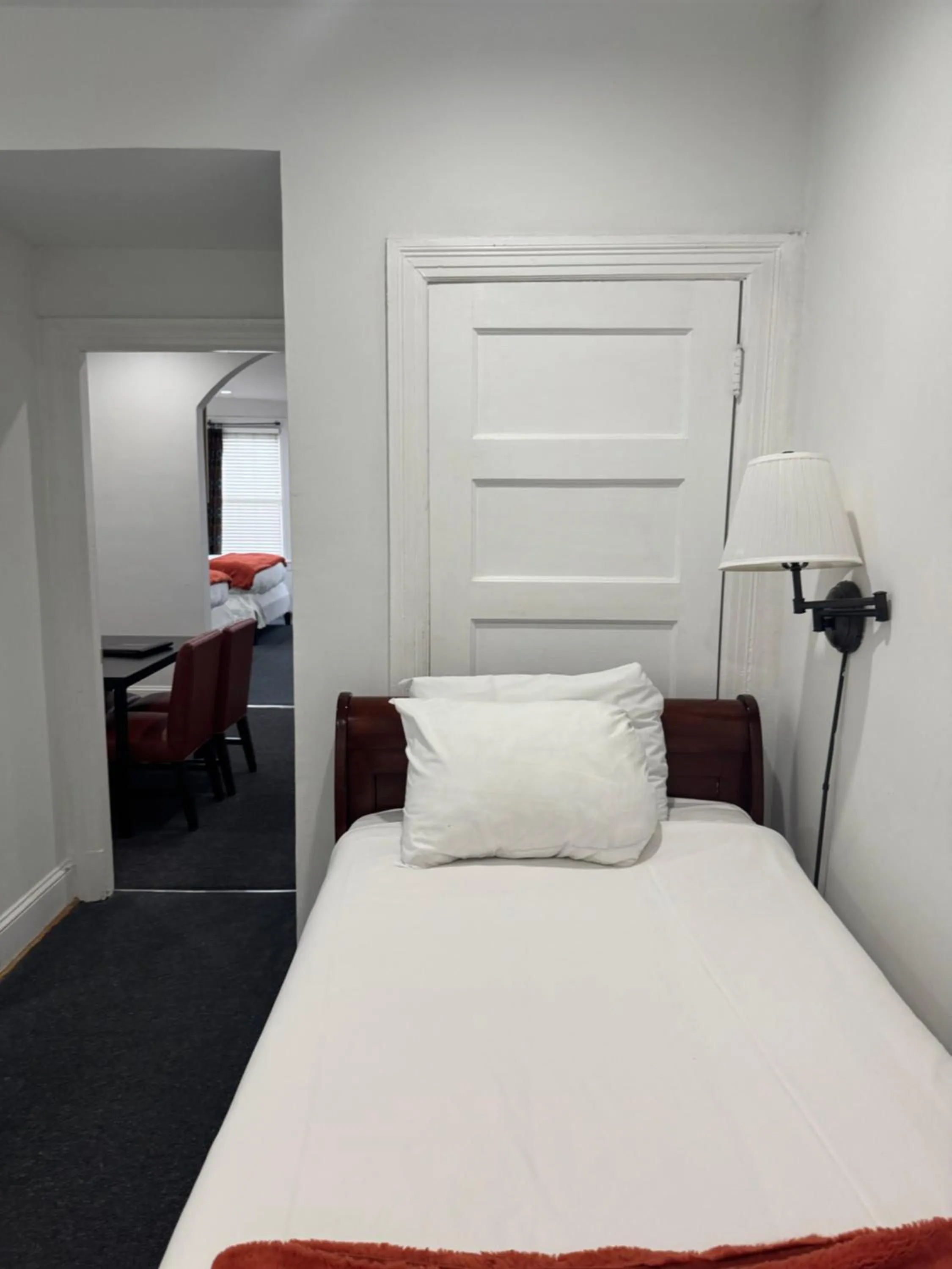 Bed in Gorgeous Refurbished 1Bdrm and 1Den Home