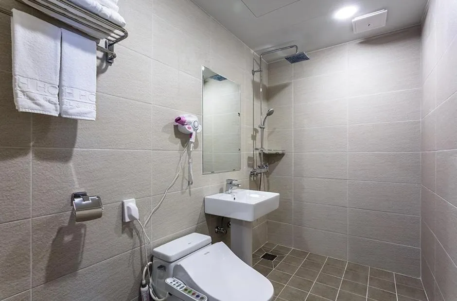 Shower in Rich Hotel