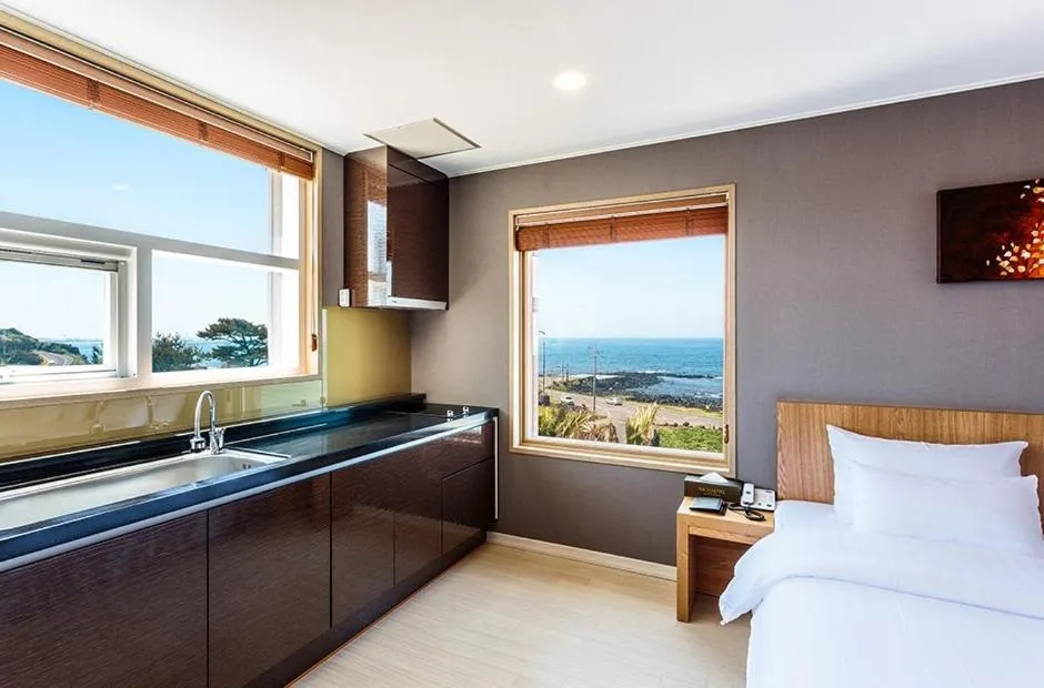 Kitchen or kitchenette, Bed in Rich Hotel