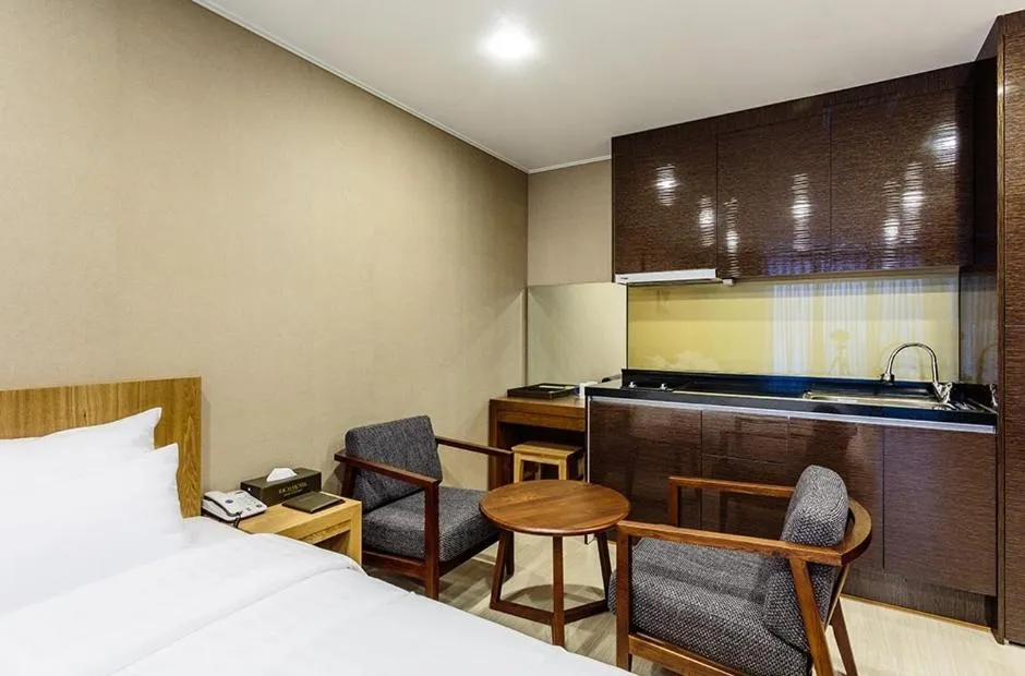 Kitchen or kitchenette, Bed in Rich Hotel
