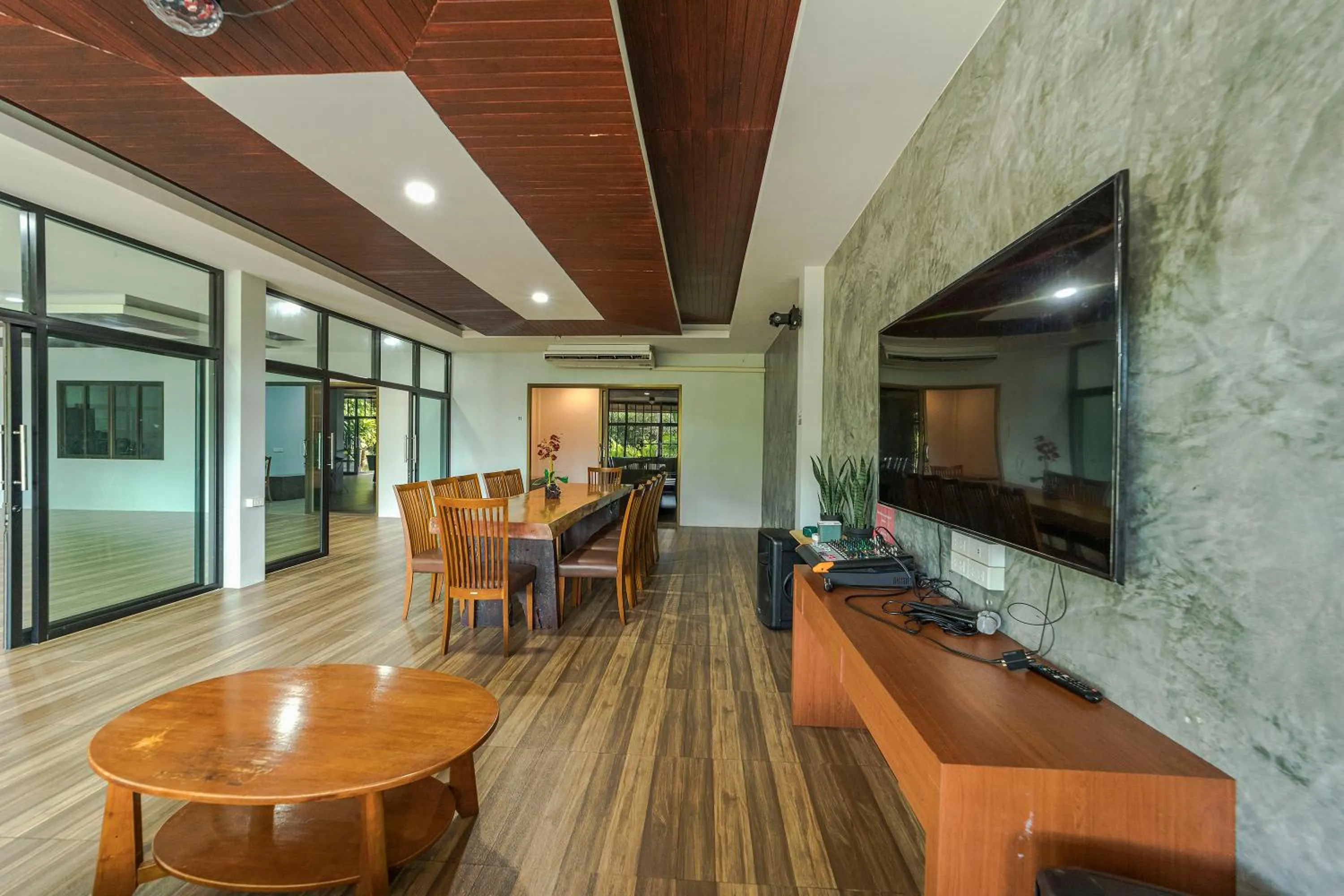 Communal lounge/ TV room in Aonang Oscar Pool Villas - Free Shuttle to Aonang Beach -shared pool - private pool