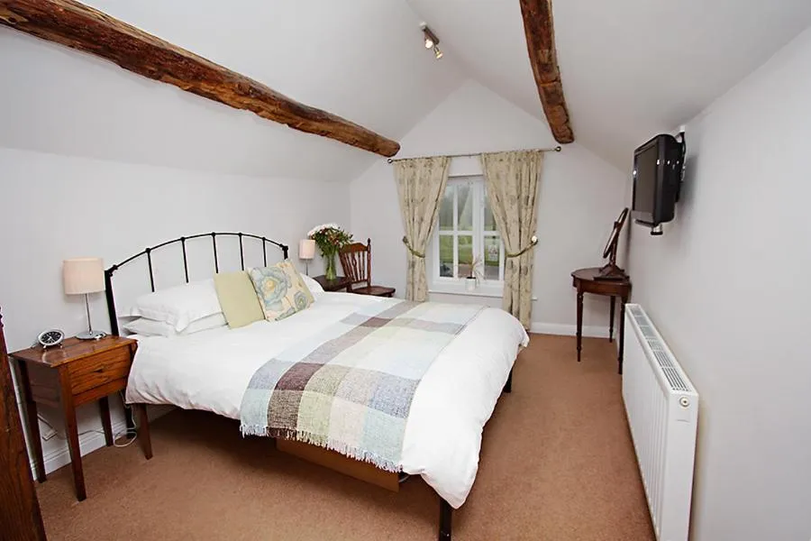 Bedroom, Bed in Garway Moon Inn