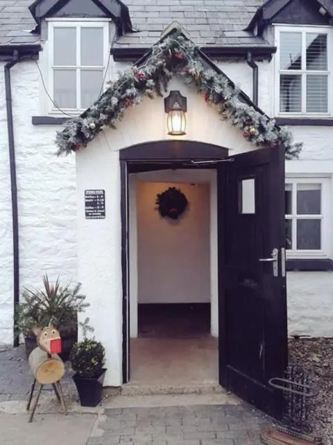 Facade/entrance in Garway Moon Inn
