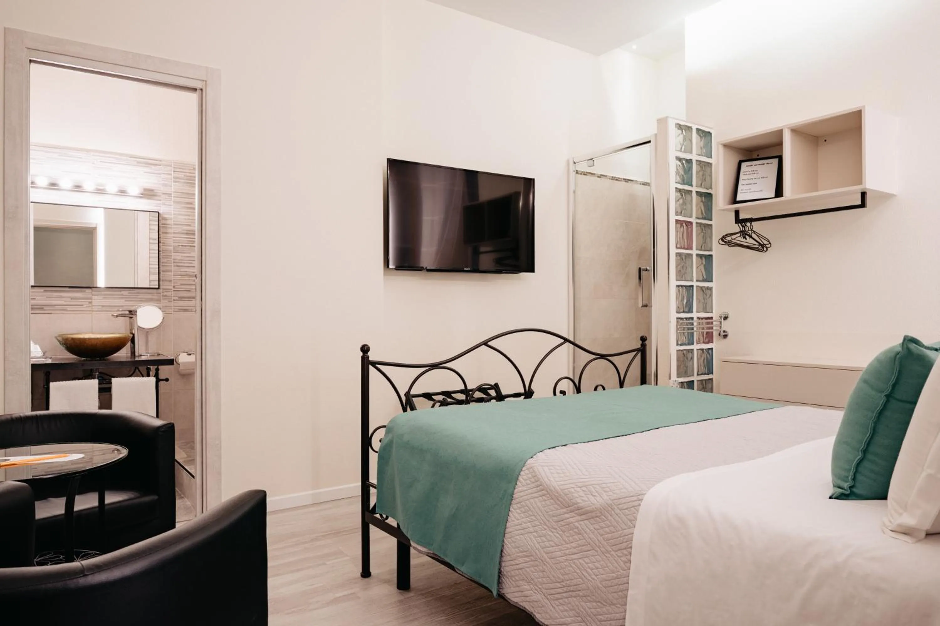 Shower, Bed in Room 230 Roma Luxury Suites