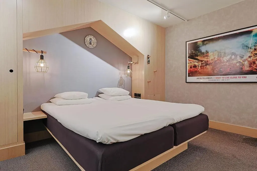 Bedroom, Bed in Hotel With Urban Deli