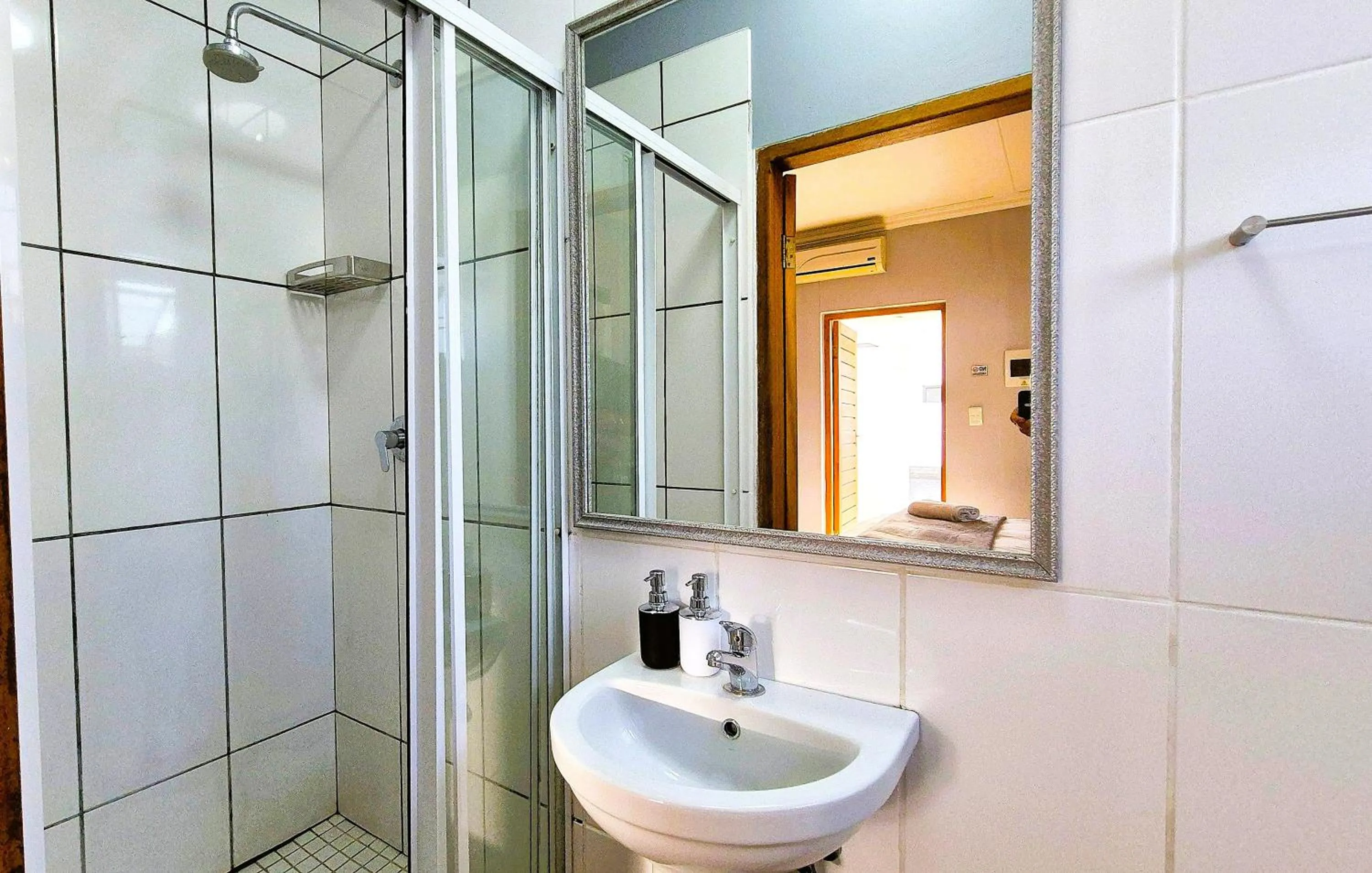 Shower in Tiende Laan Bed & Breakfast and Self-Catering