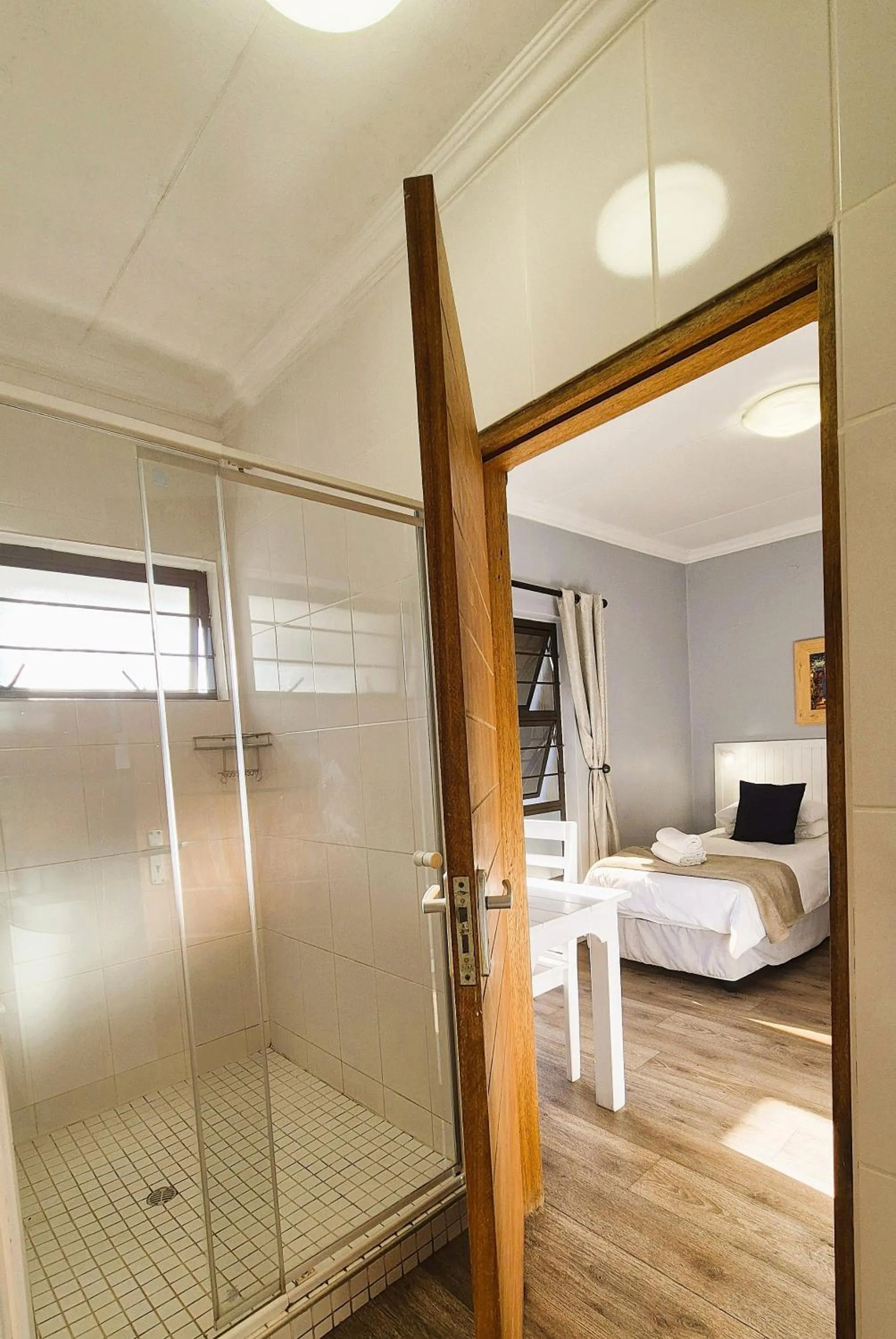 Shower, Bed in Tiende Laan Bed & Breakfast and Self-Catering