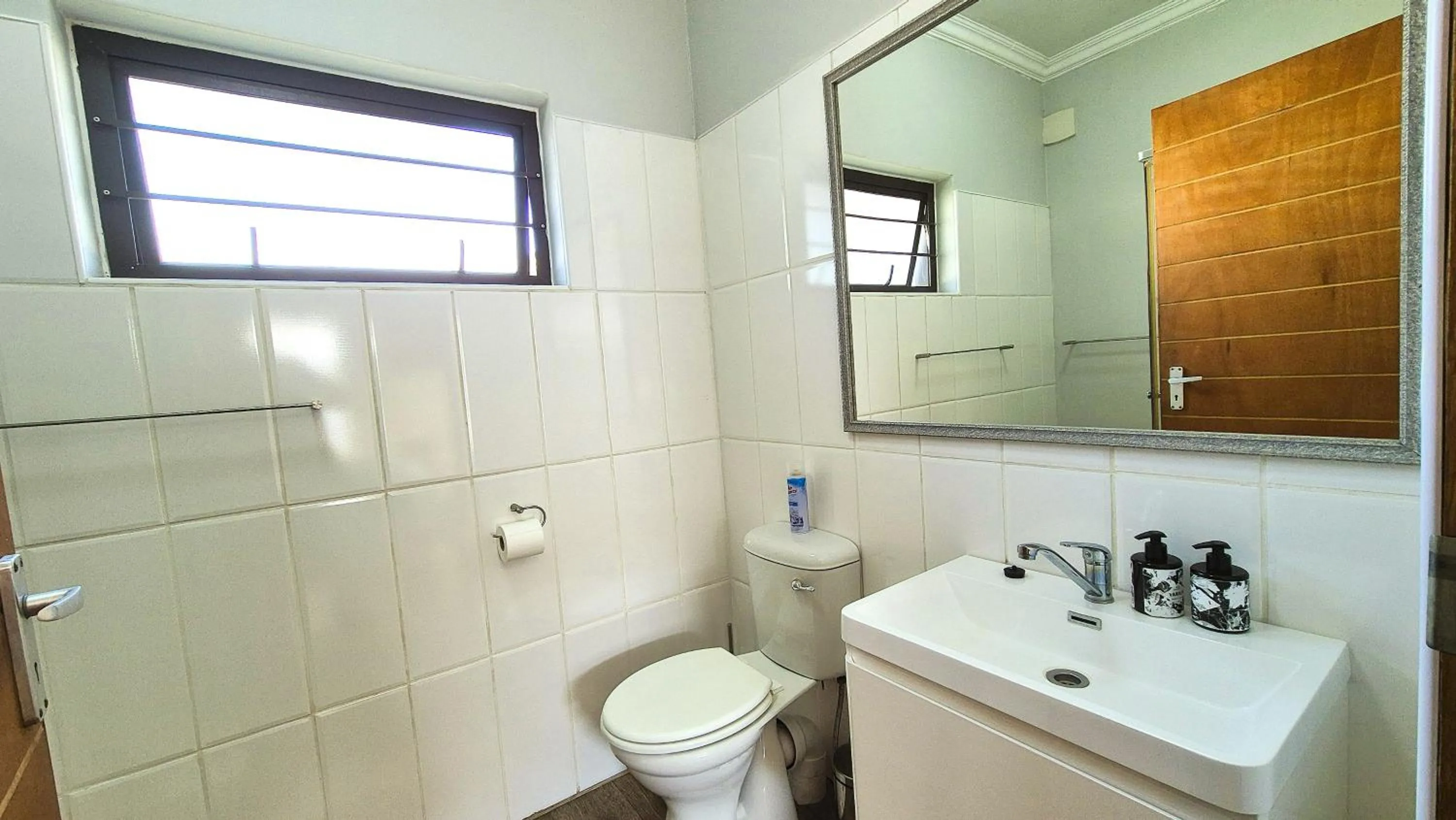 Toilet in Tiende Laan Bed & Breakfast and Self-Catering