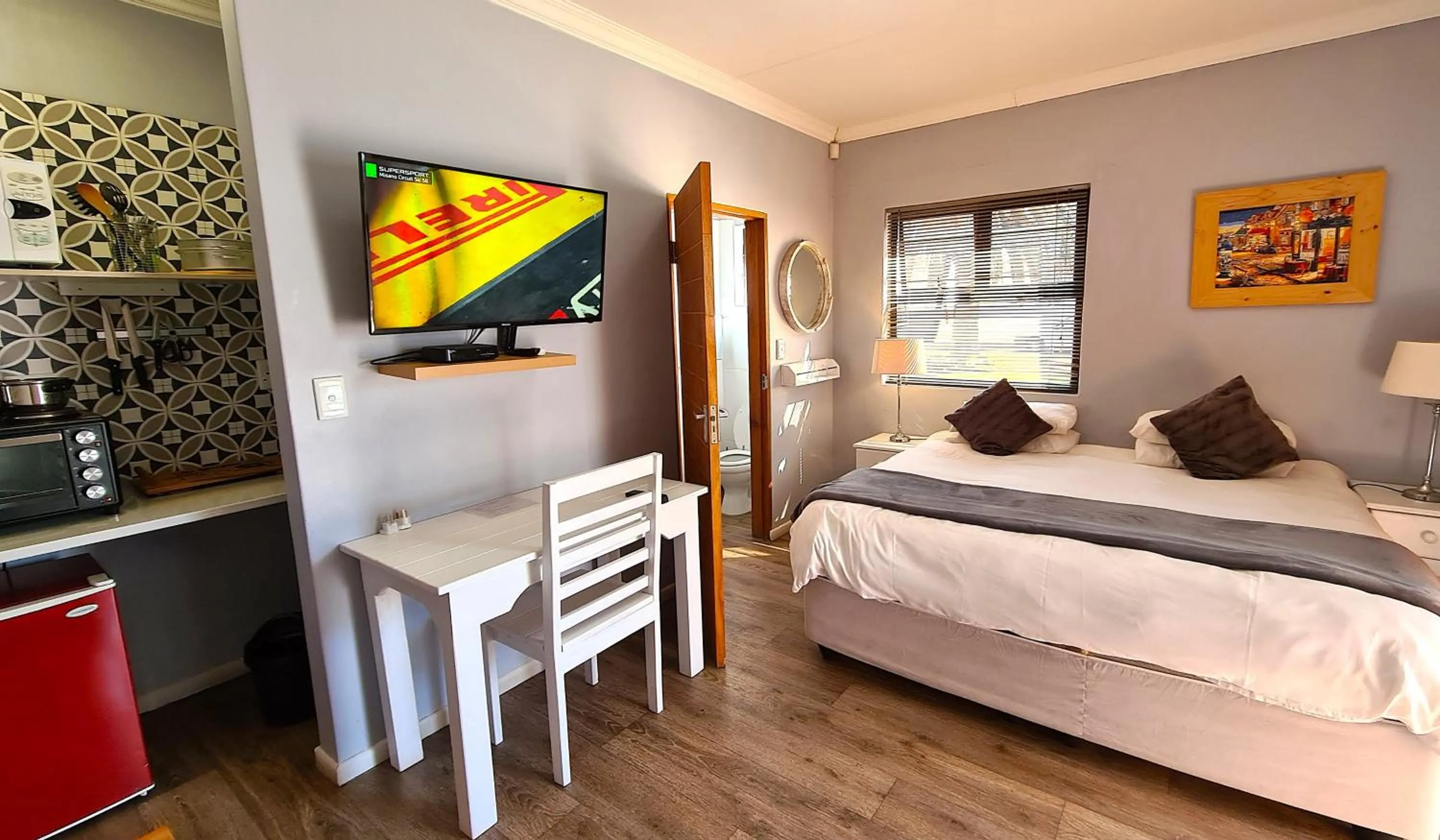 Kitchen or kitchenette, Bed in Tiende Laan Bed & Breakfast and Self-Catering