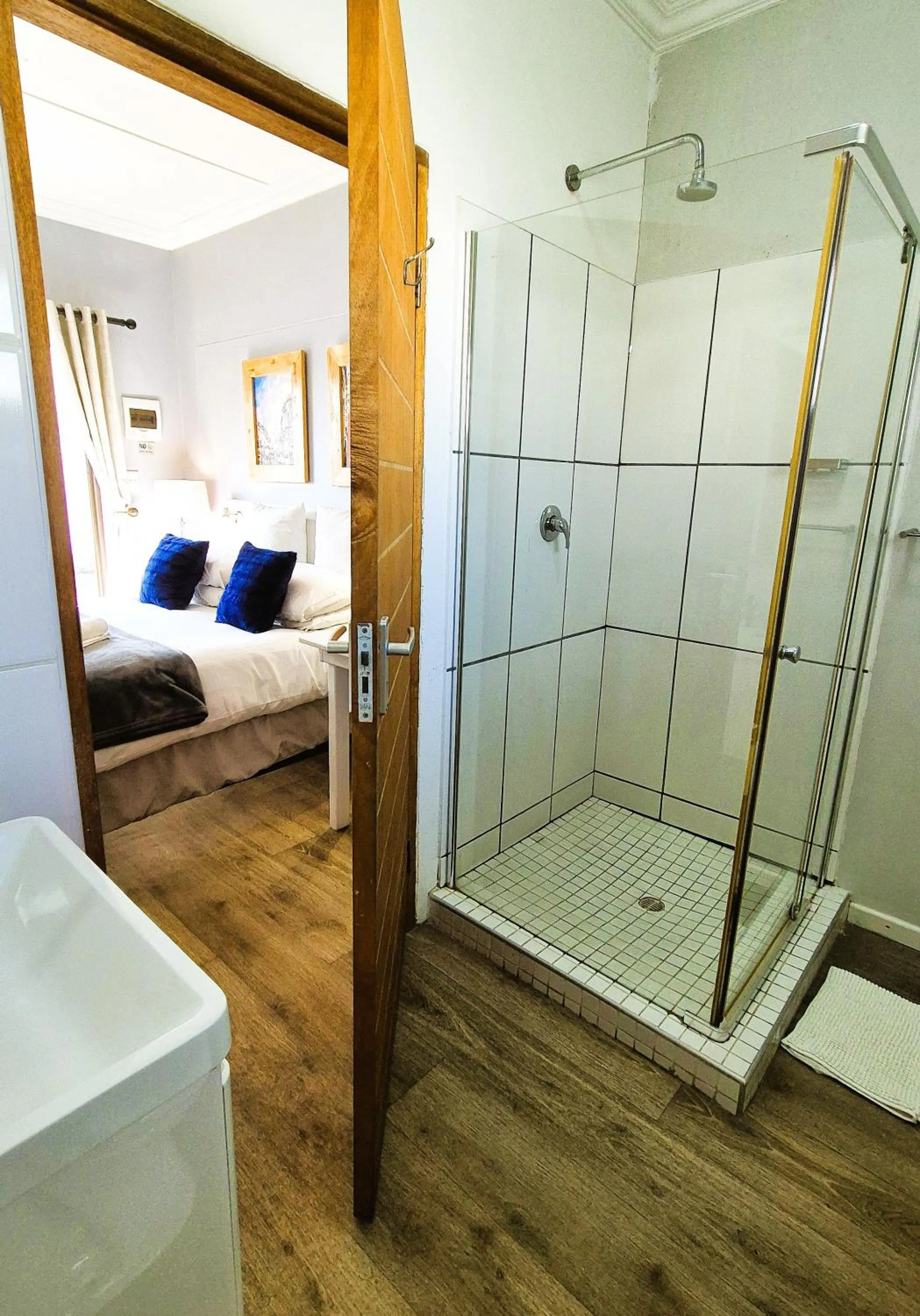 Shower, Bed in Tiende Laan Bed & Breakfast and Self-Catering