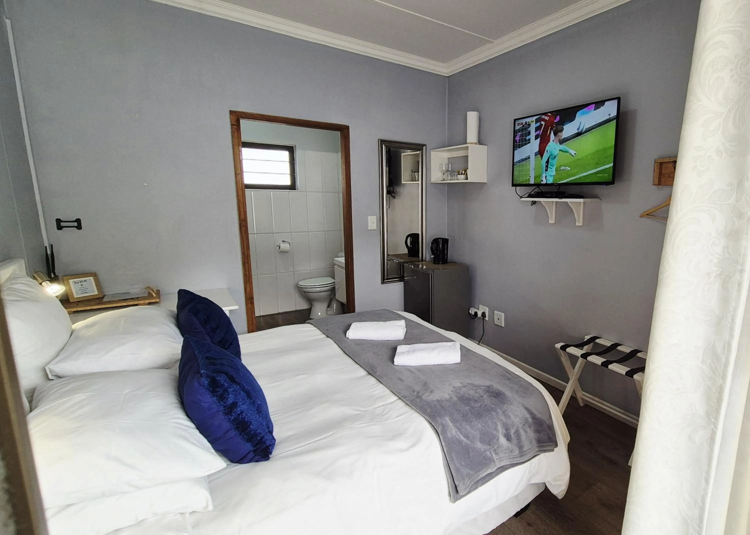 Bathroom, Bed in Tiende Laan Bed & Breakfast and Self-Catering