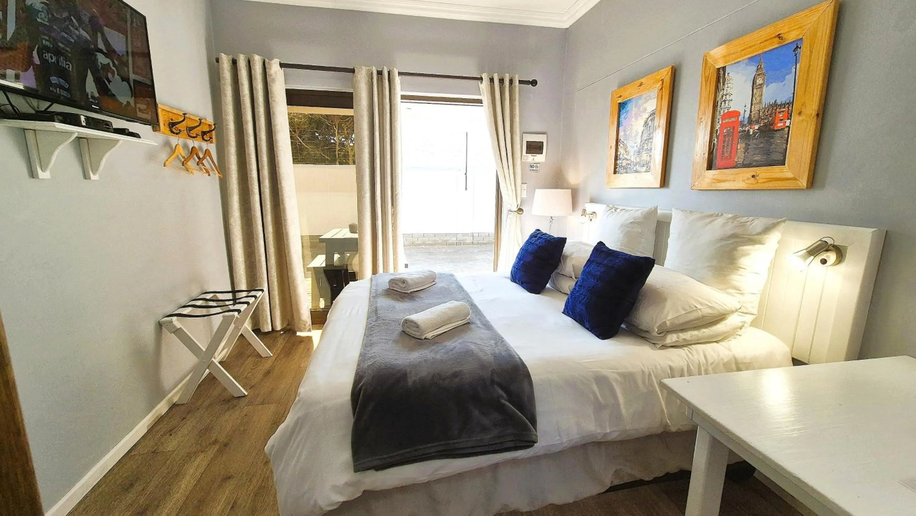 TV and multimedia, Bed in Tiende Laan Bed & Breakfast and Self-Catering