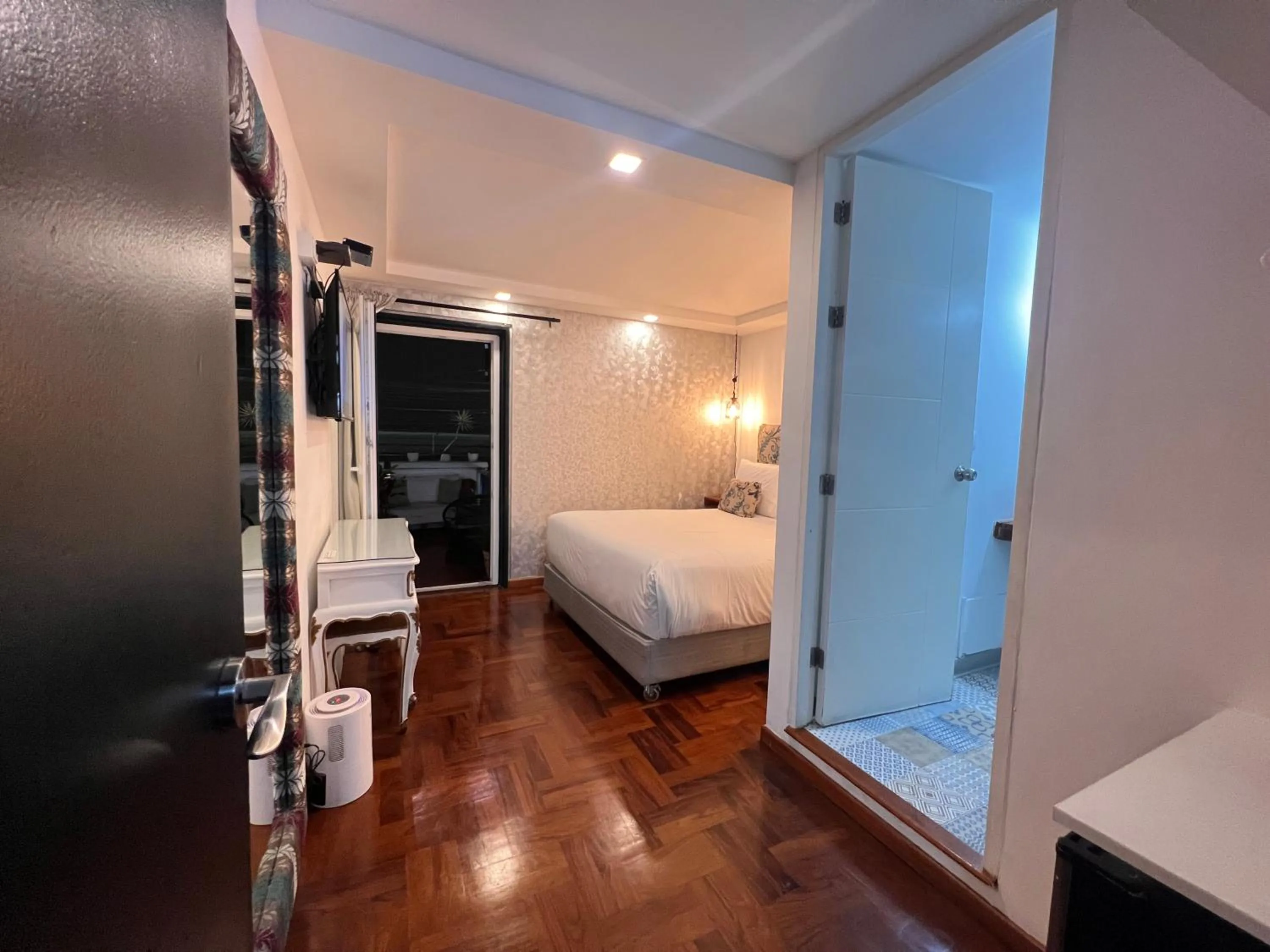 Text overlay, Bed in La Casa del Viajero