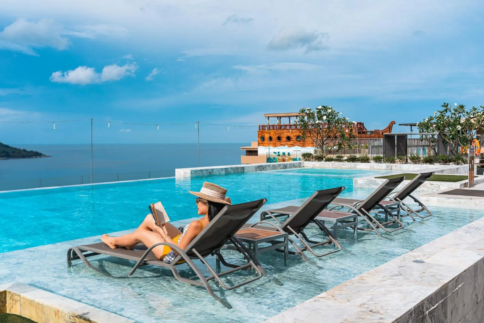 Swimming Pool in The Sea Galleri by Katathani