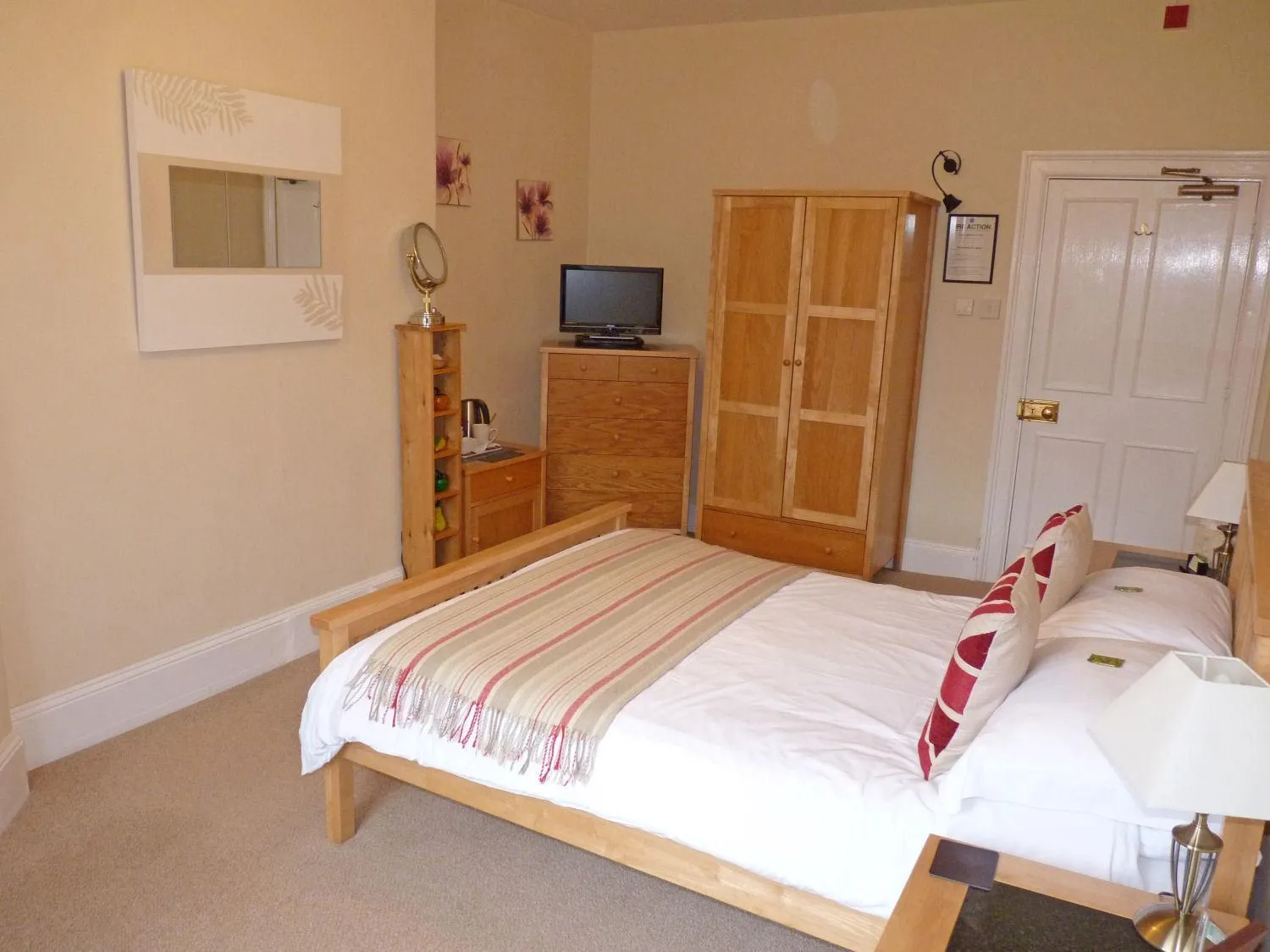 Photo of the whole room, Bed in Town Mills