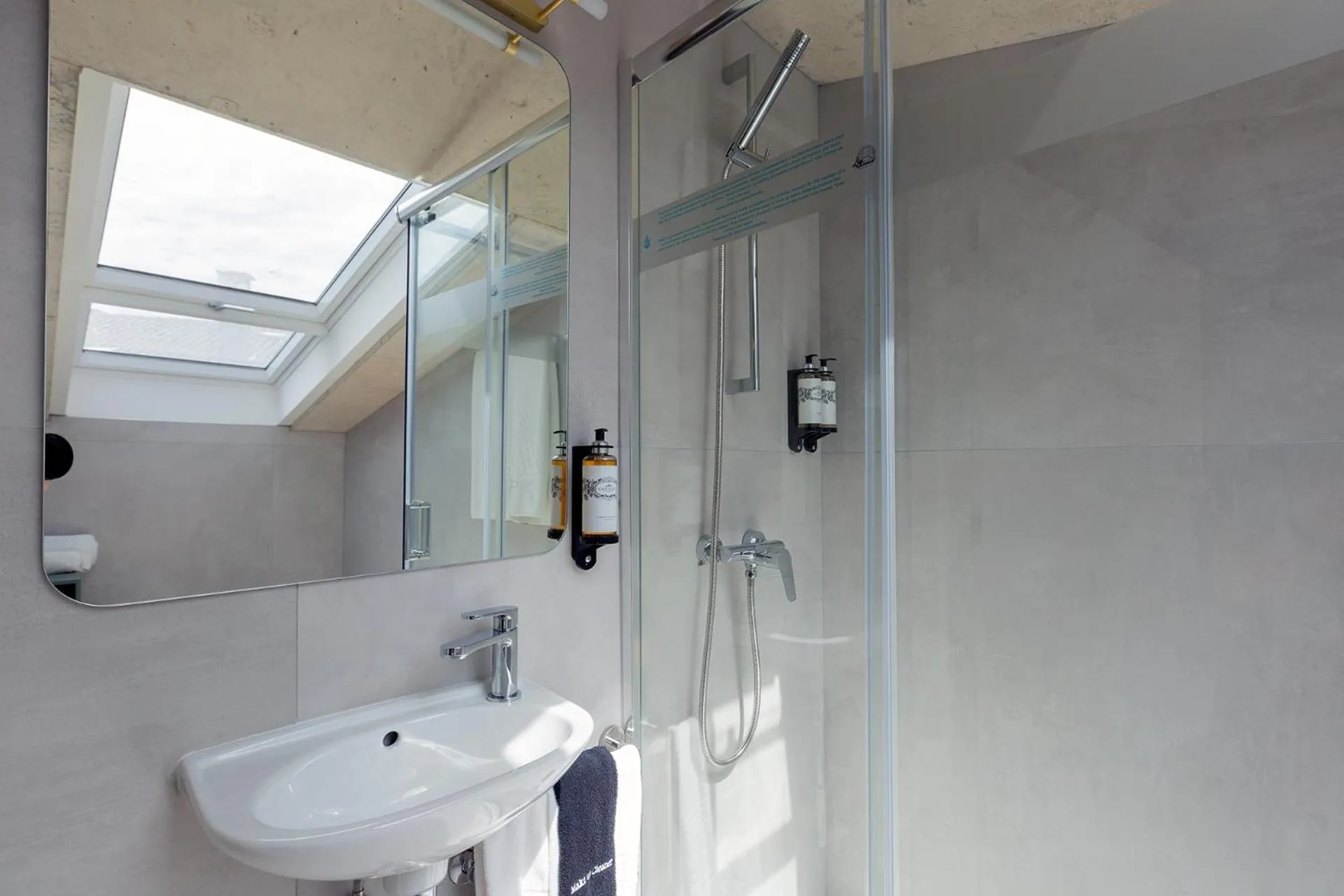 Shower in Bemyguest - Loft Guest House Jardim das Mães Charming