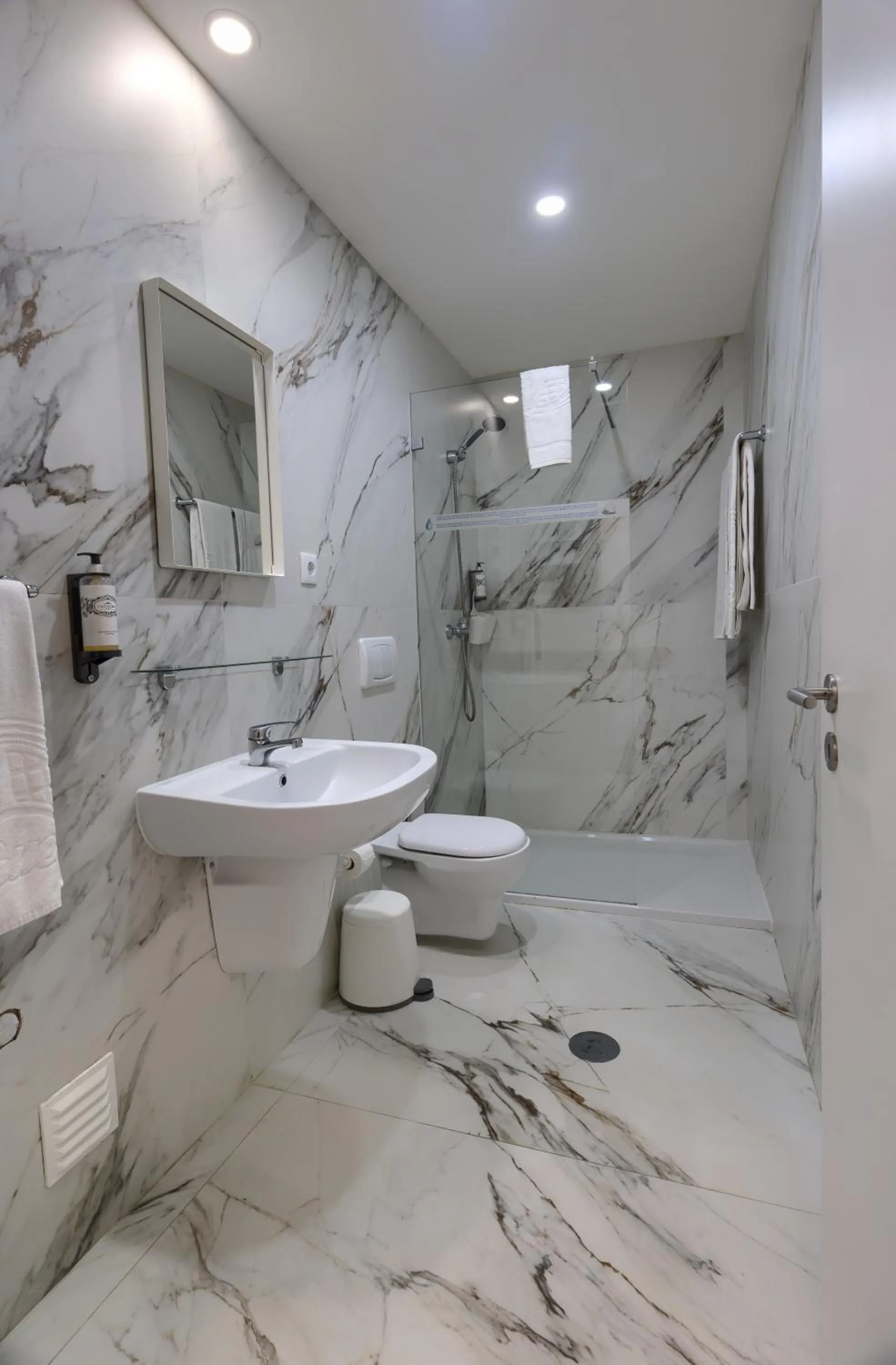 Shower in Bemyguest - Loft Guest House Jardim das Mães Charming