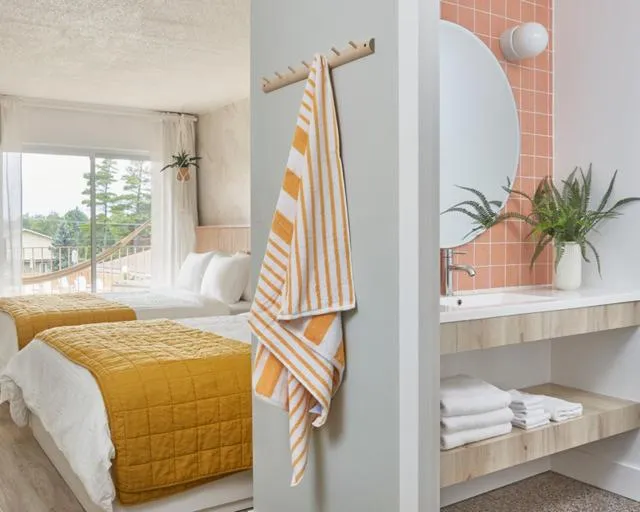 Bathroom, Bed in The June Motel, Sauble Beach