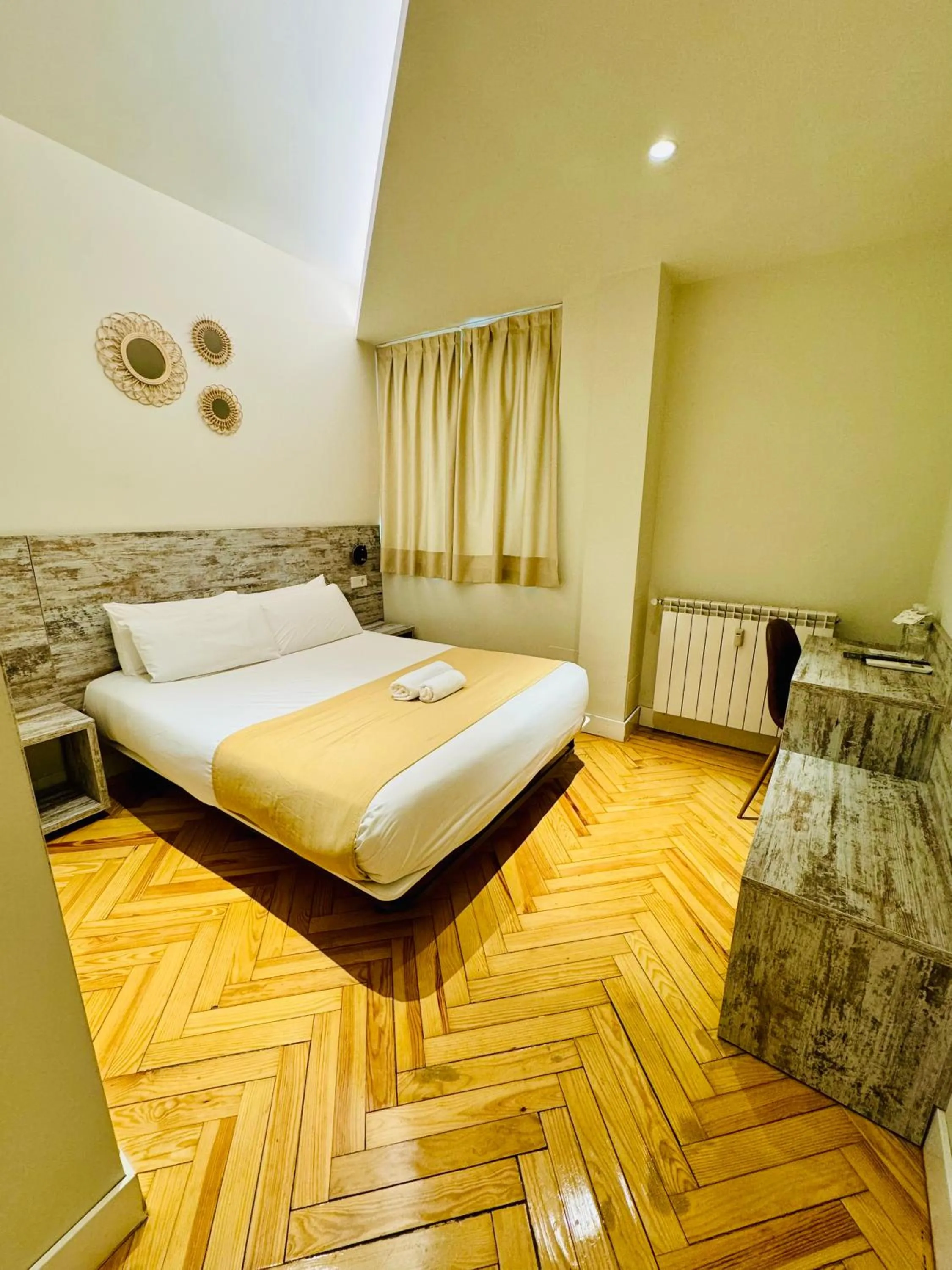 Bedroom, Bed in Hostal Sol Square Madrid