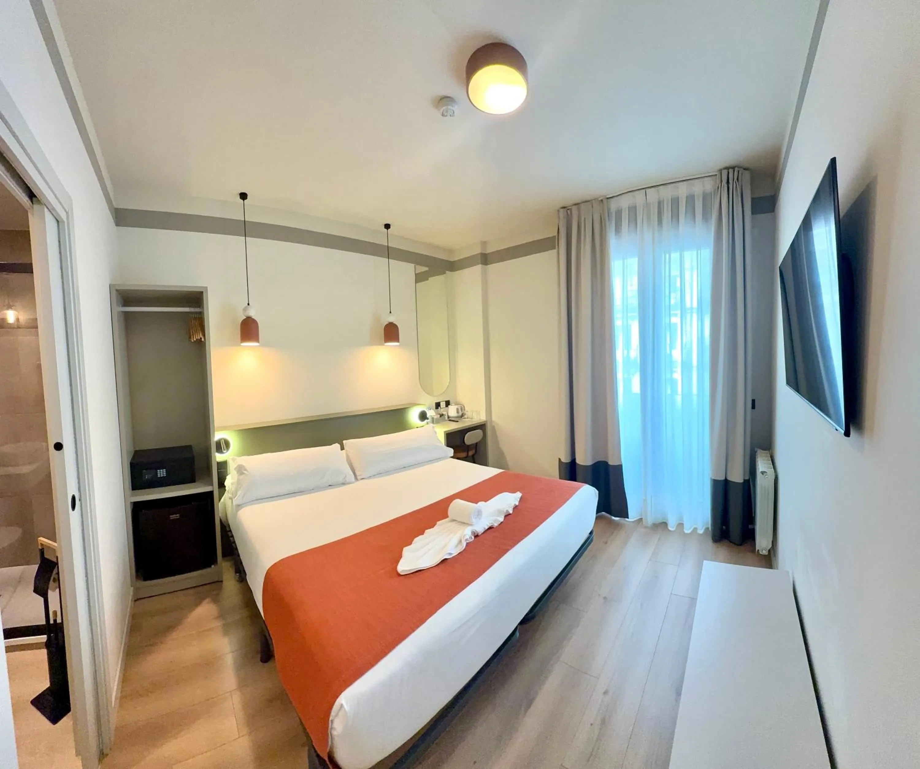 TV and multimedia, Bed in Hostal Sol Square Madrid