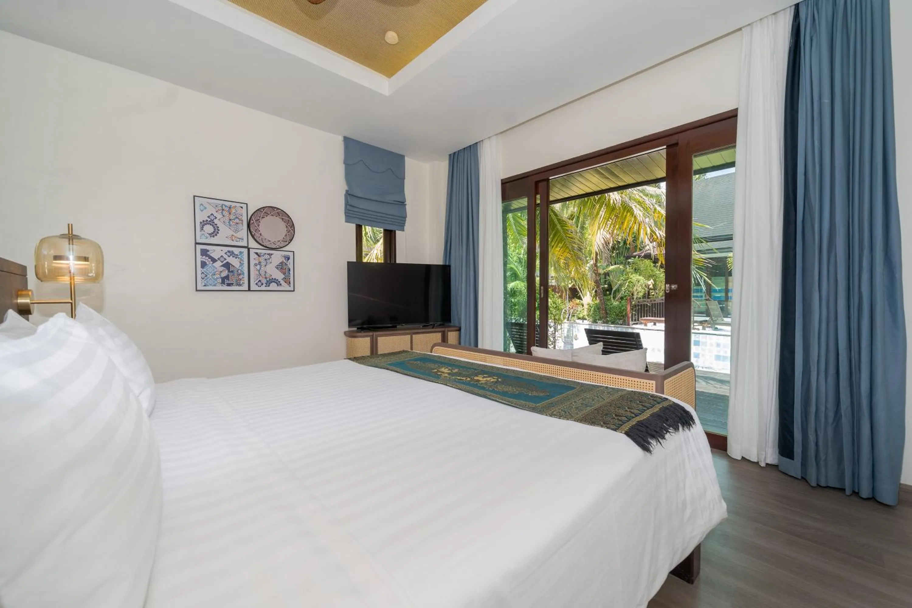 TV and multimedia, Bed in Howard Johnson by Wyndham Phuket Naiyang