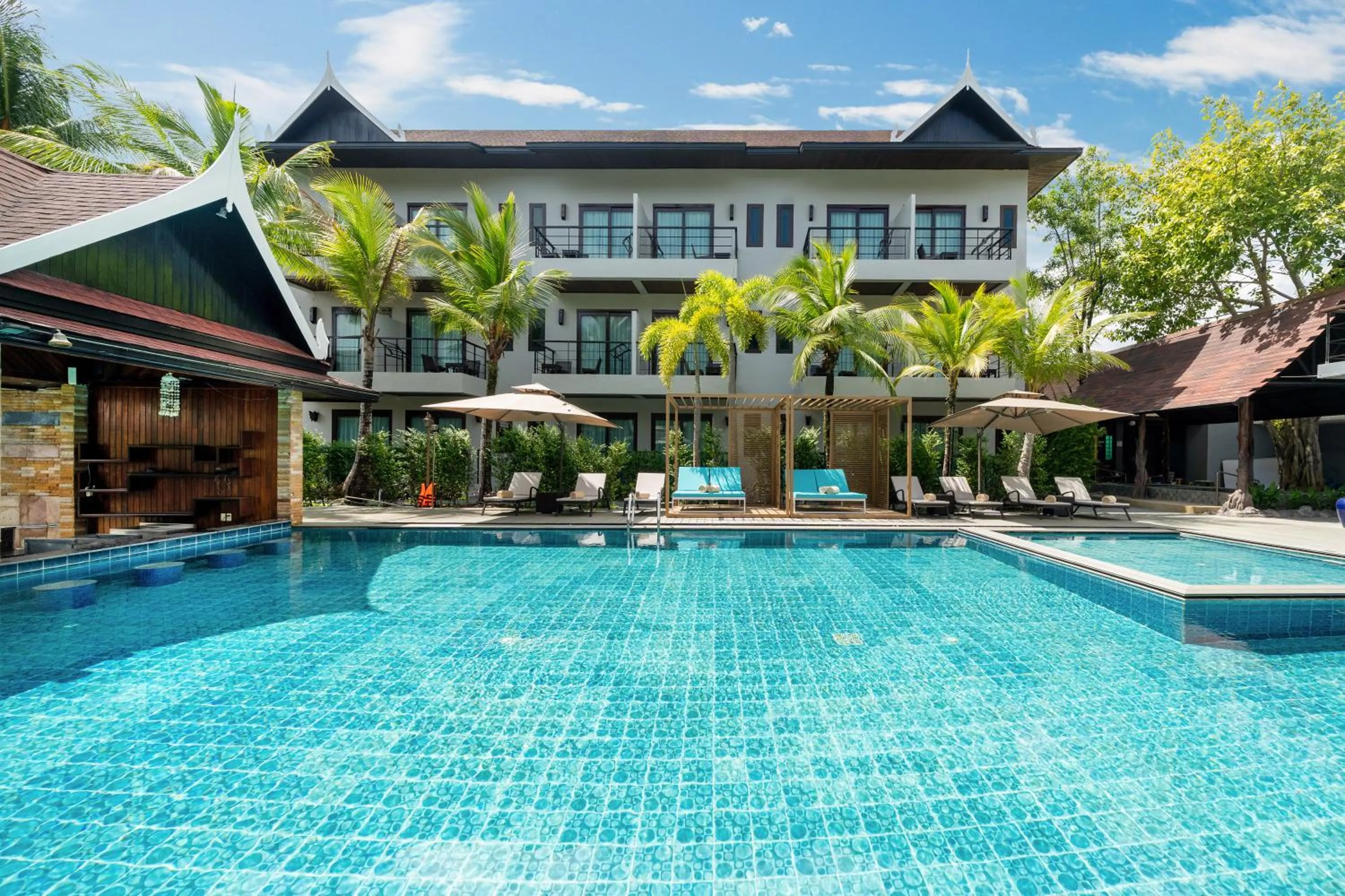 Swimming pool in Howard Johnson by Wyndham Phuket Naiyang