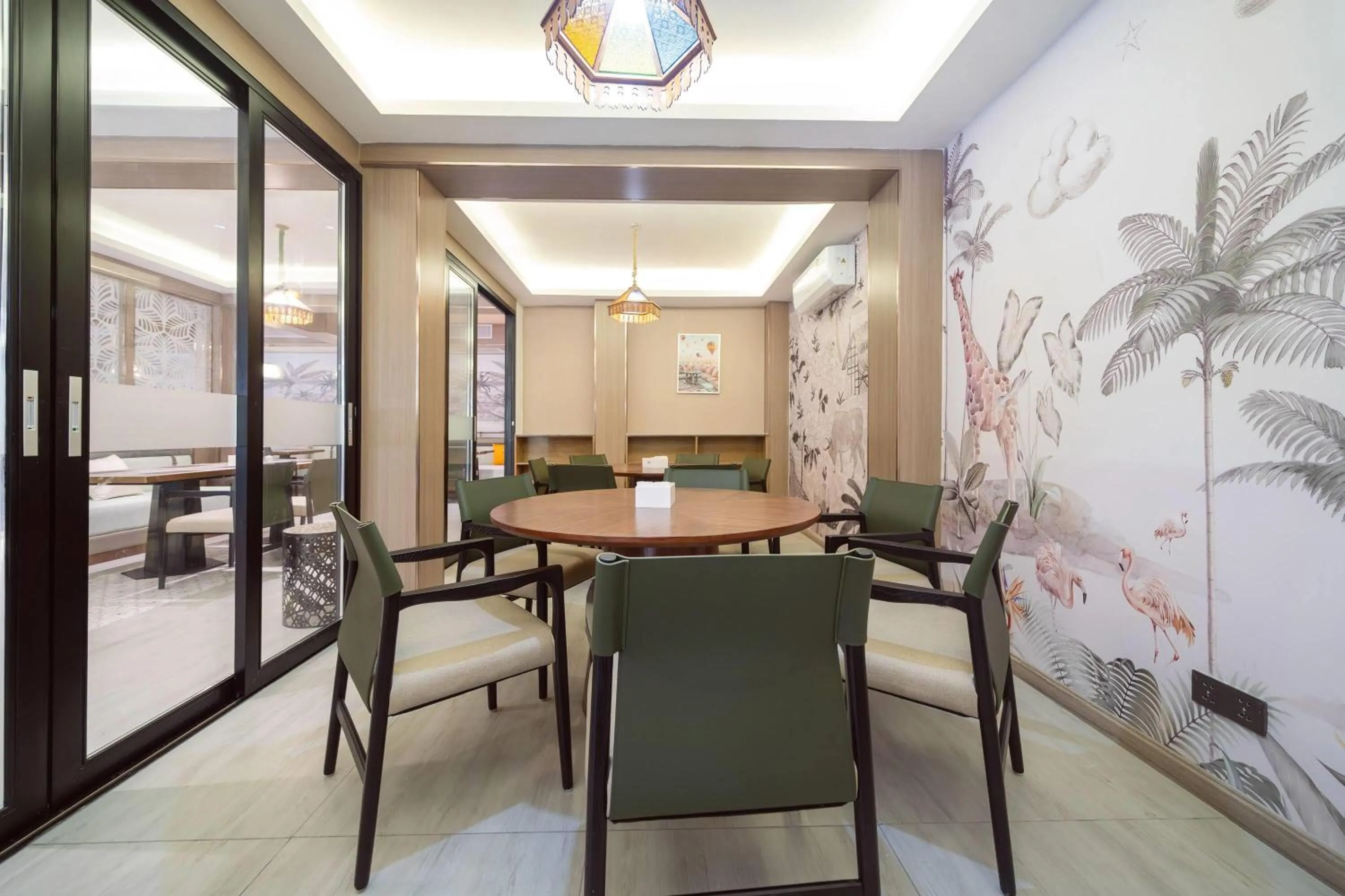 Restaurant/places to eat in Howard Johnson by Wyndham Phuket Naiyang