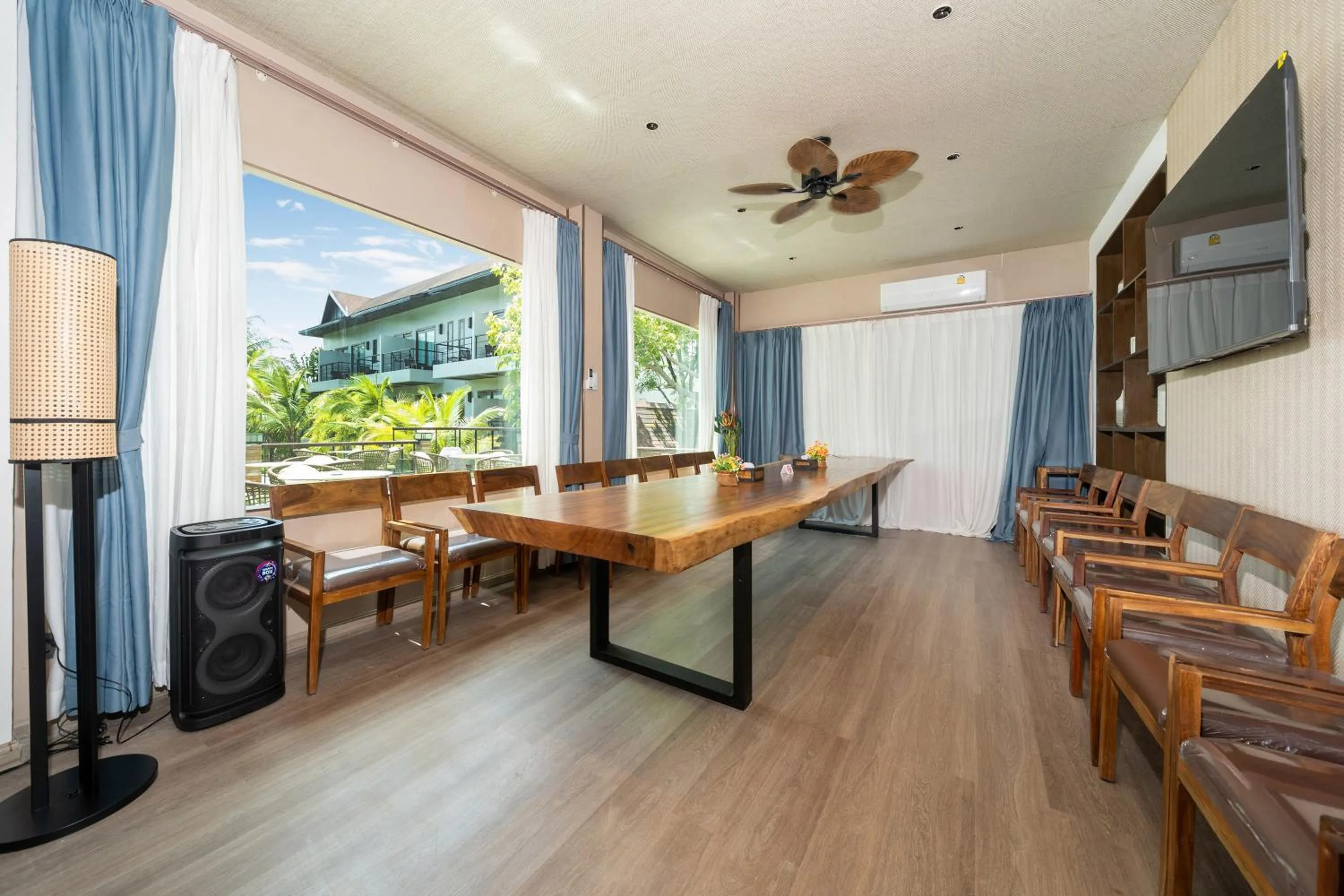 Communal lounge/ TV room in Howard Johnson by Wyndham Phuket Naiyang